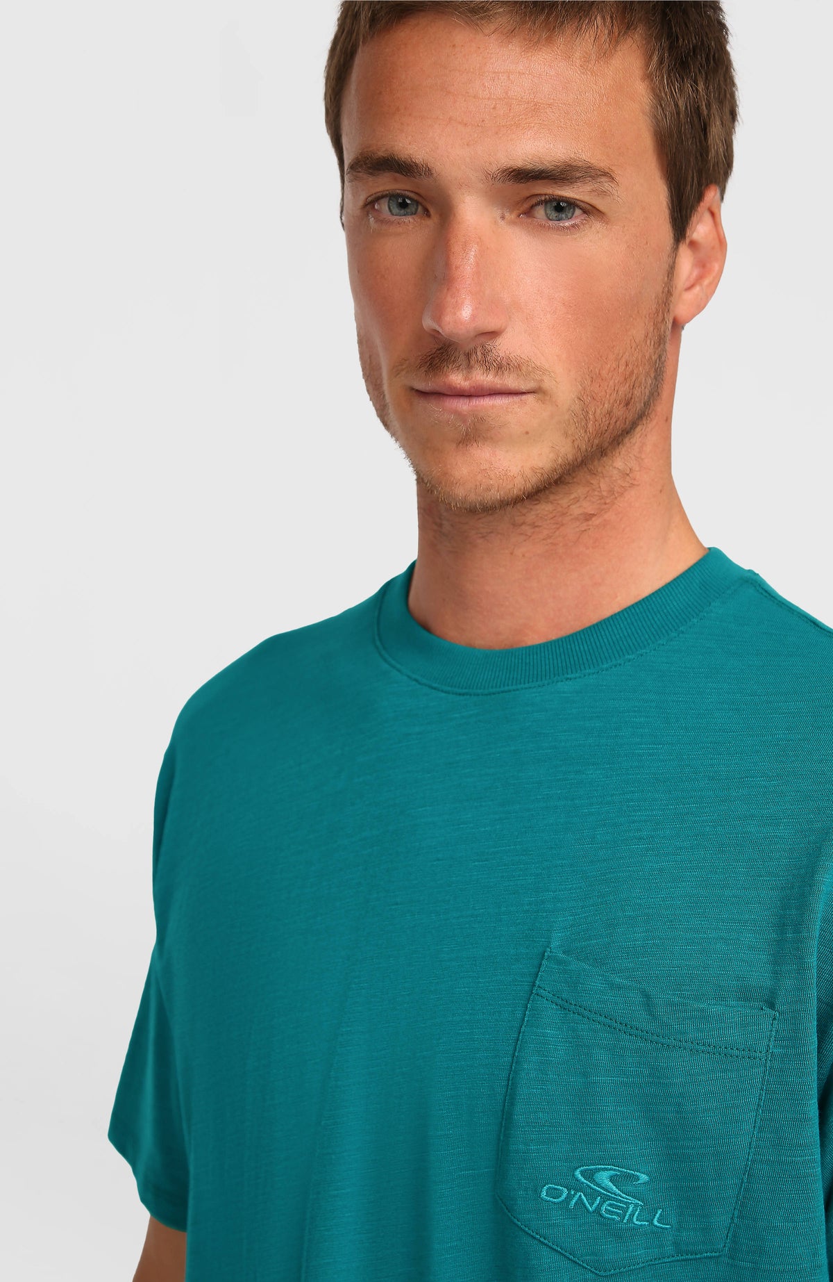 Nahaufnahme des grünen Slub Chest Pocket T-Shirt für Herren mit aufgesetzter Brusttasche und Logo