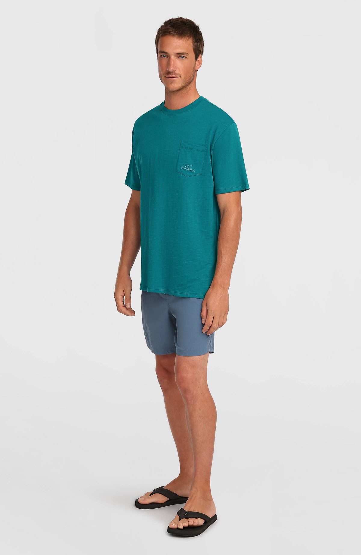 Slub Chest Pocket T-Shirt für Herren, grün, Ansicht von schräg vorne, getragen am Model