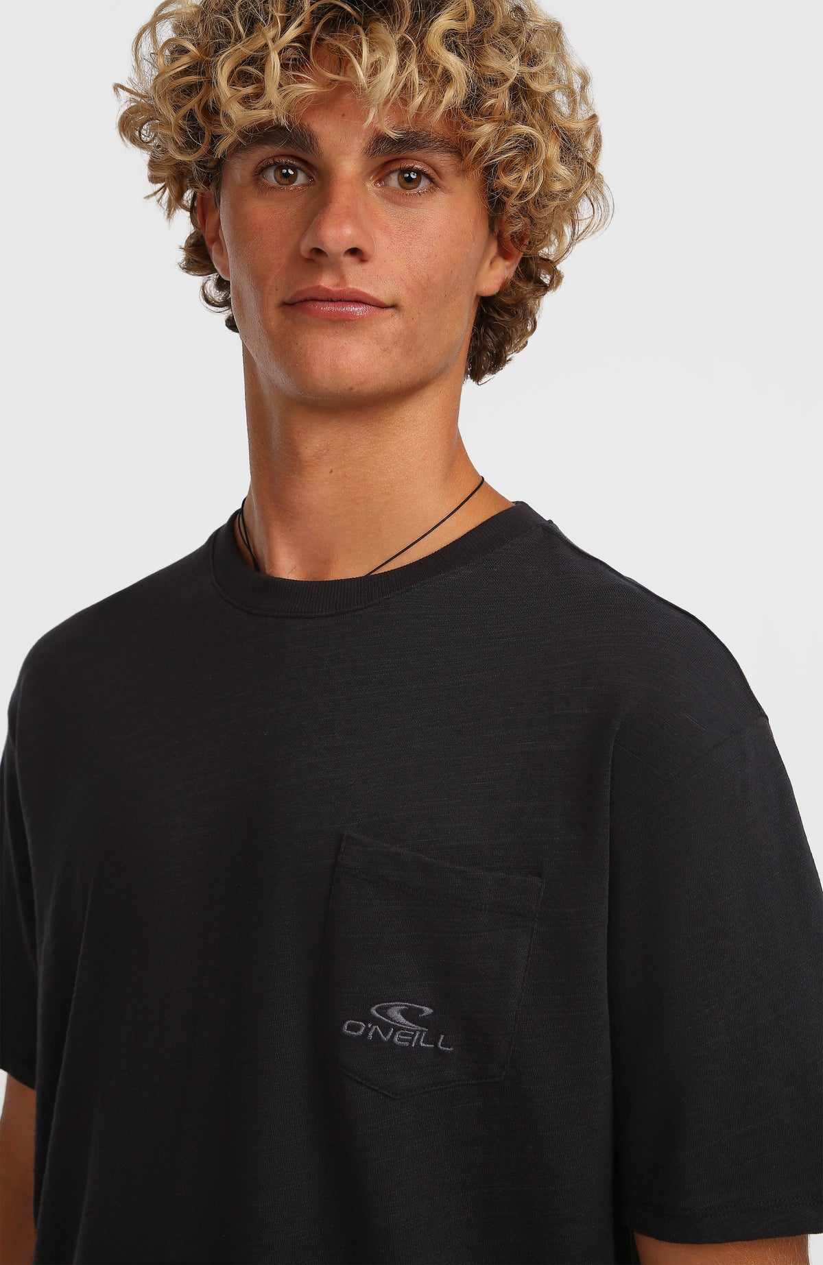 Slub Chest Pocket T-Shirt für Herren, schwarz, Nahaufnahme von Rundhalsausschnitt und Brusttasche am Model