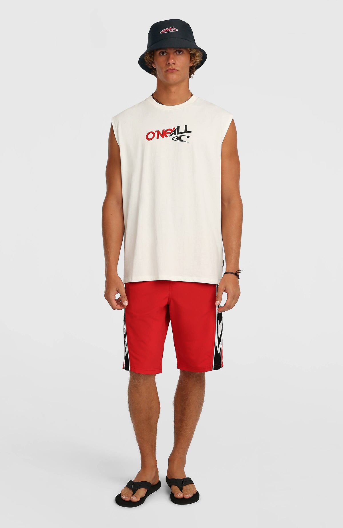 Essentials 90s Graphic Tanktop für Herren, weiß mit Logo-Print in Rot und Schwarz, Ganzkörperansicht am Model
