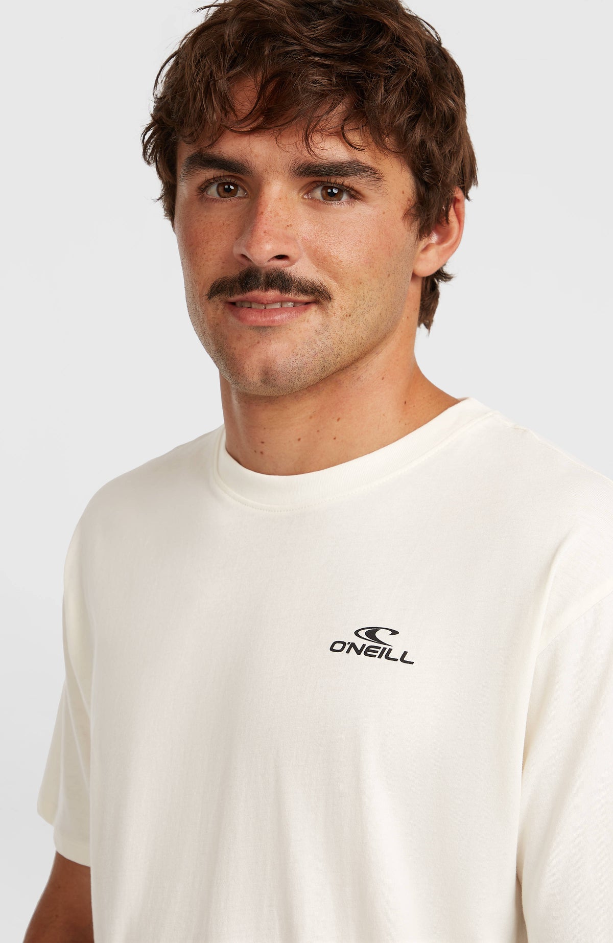 Small Logo T-Shirt für Herren, weiß mit Logo-Print in Schwarz, Nahaufnahme von Rundhalsausschnitt am Model