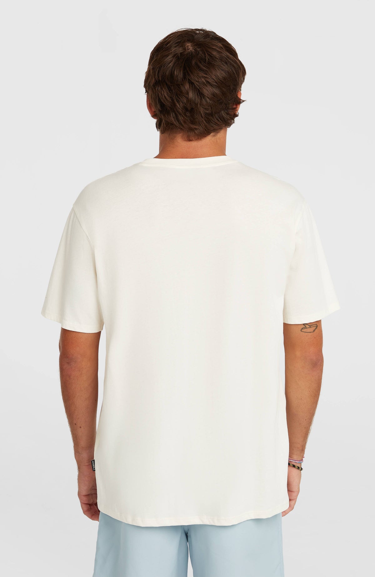 Small Logo T-Shirt für Herren, weiß mit Logo-Print in Schwarz, Rückansicht getragen am Model