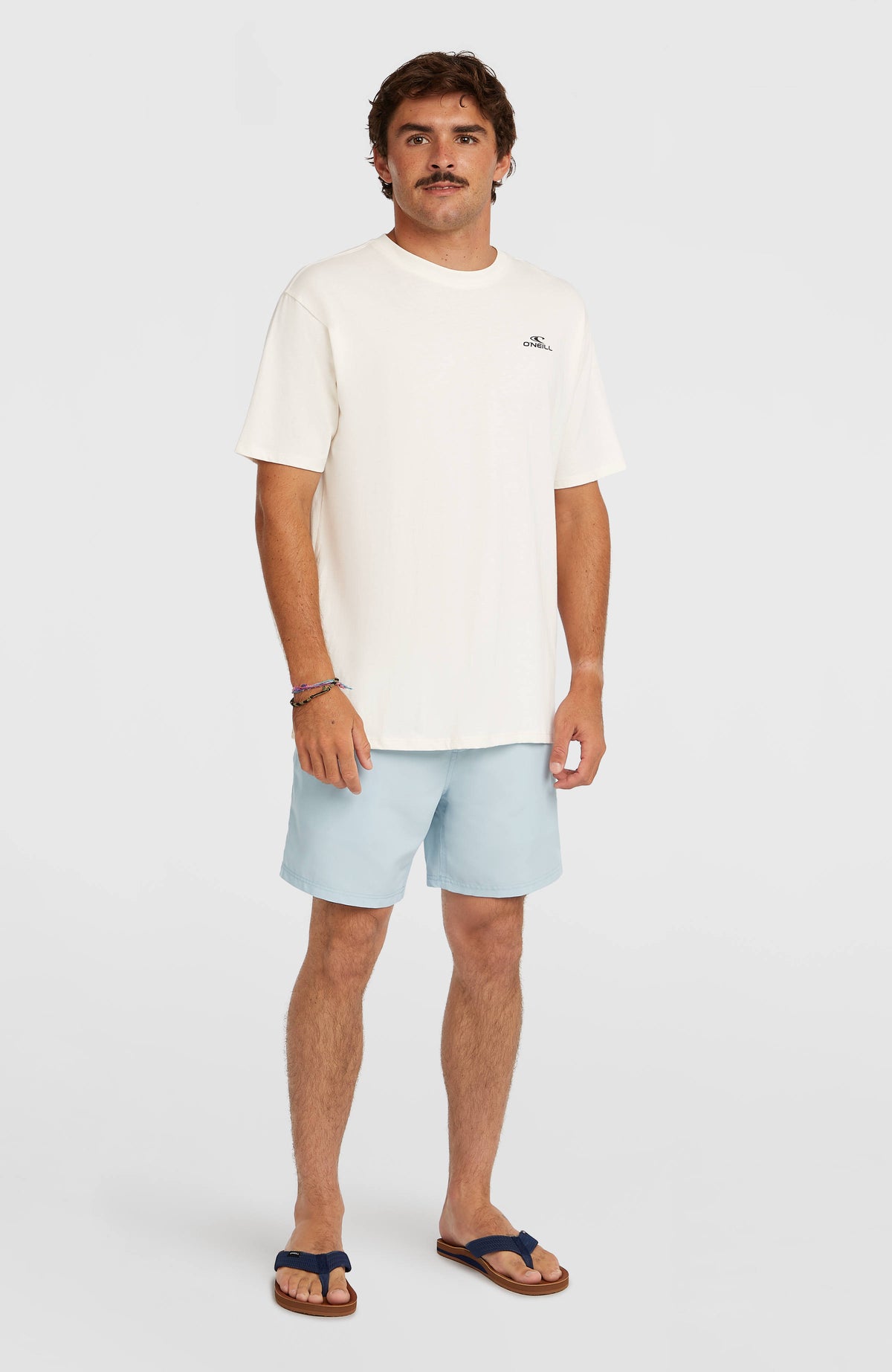 Small Logo T-Shirt für Herren, weiß mit Logo-Print in Schwarz, Ganzkörperansicht getragen am Model