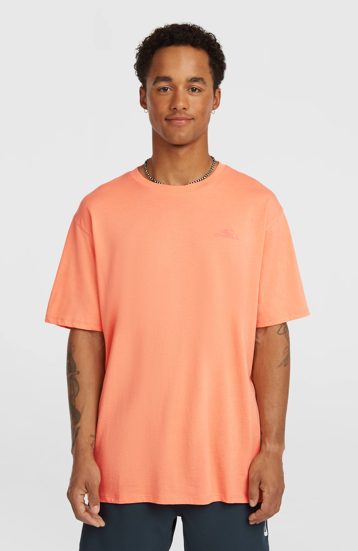 O'Neill Small Logo T-Shirt für Herren, orange, Vorderansicht, am Model