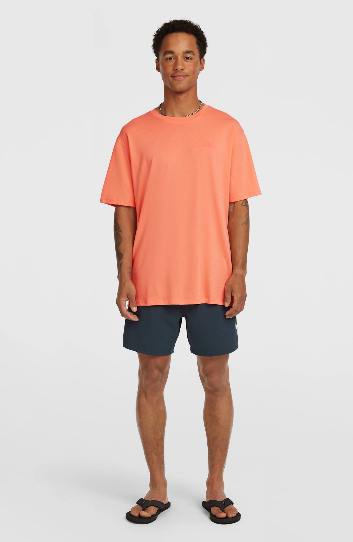 Small Logo T-Shirt für Herren, orange, Ganzkörperansicht, getragen am Model