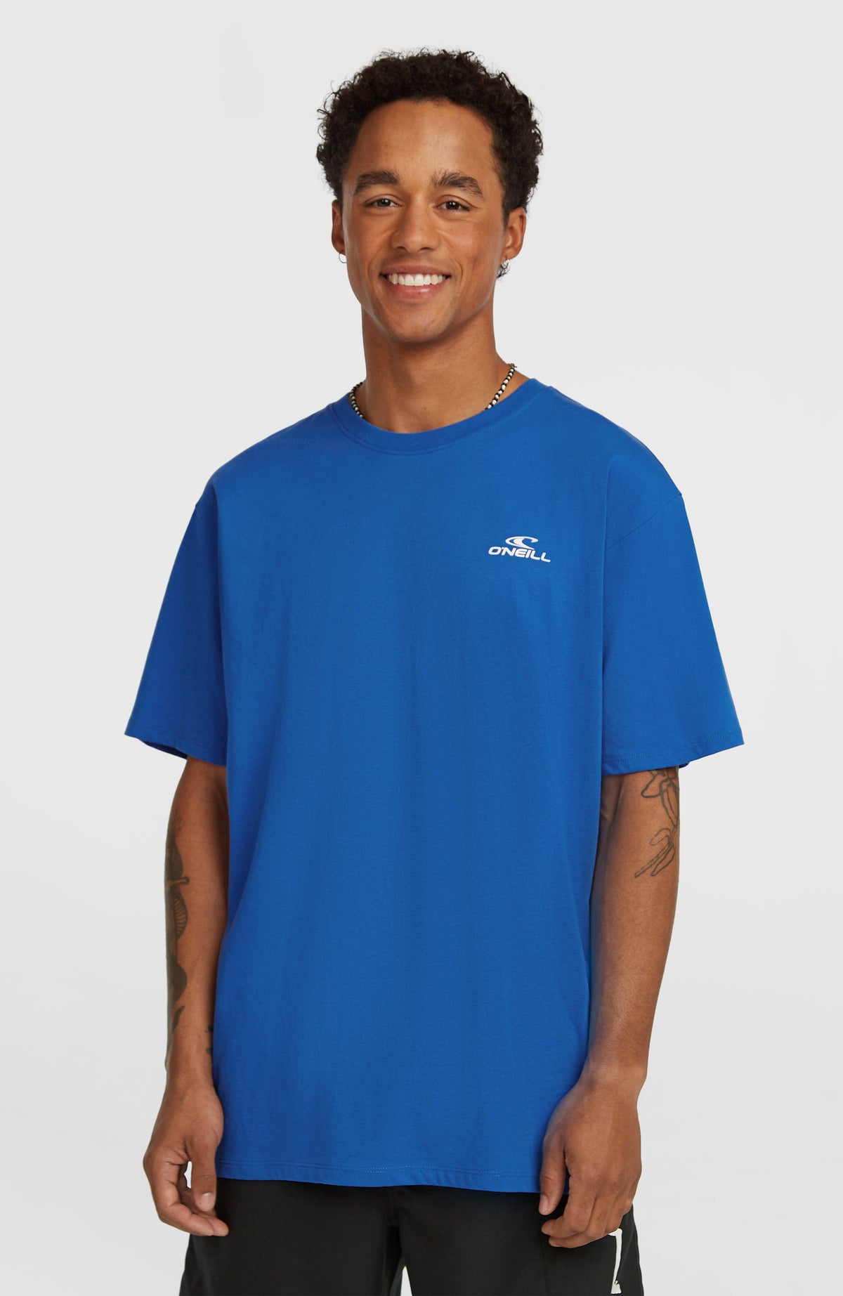 O'Neill Small Logo T-Shirt für Herren, blau mit Logo-Print in Weiß, Vorderansicht am Model