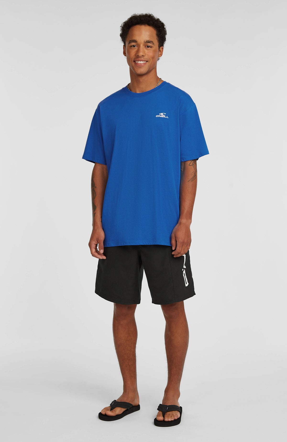 Small Logo T-Shirt für Herren, blau mit Logo-Print in Weiß, Ganzkörperansicht am Model