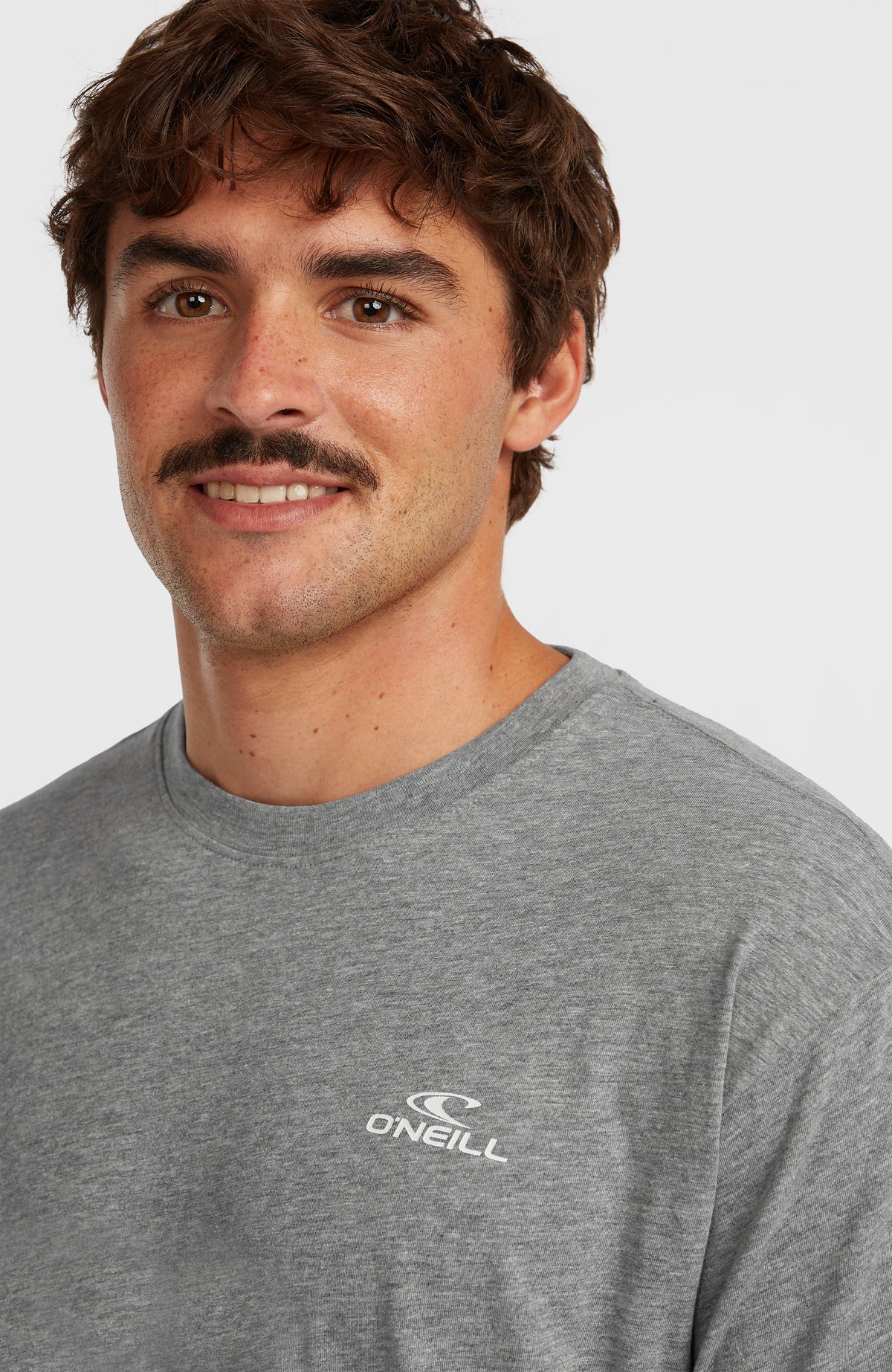 Small Logo T-Shirt für Herren, grau mit Logo-Print in Weiß, Nahaufnahme des Rundhalsausschnitts am Model