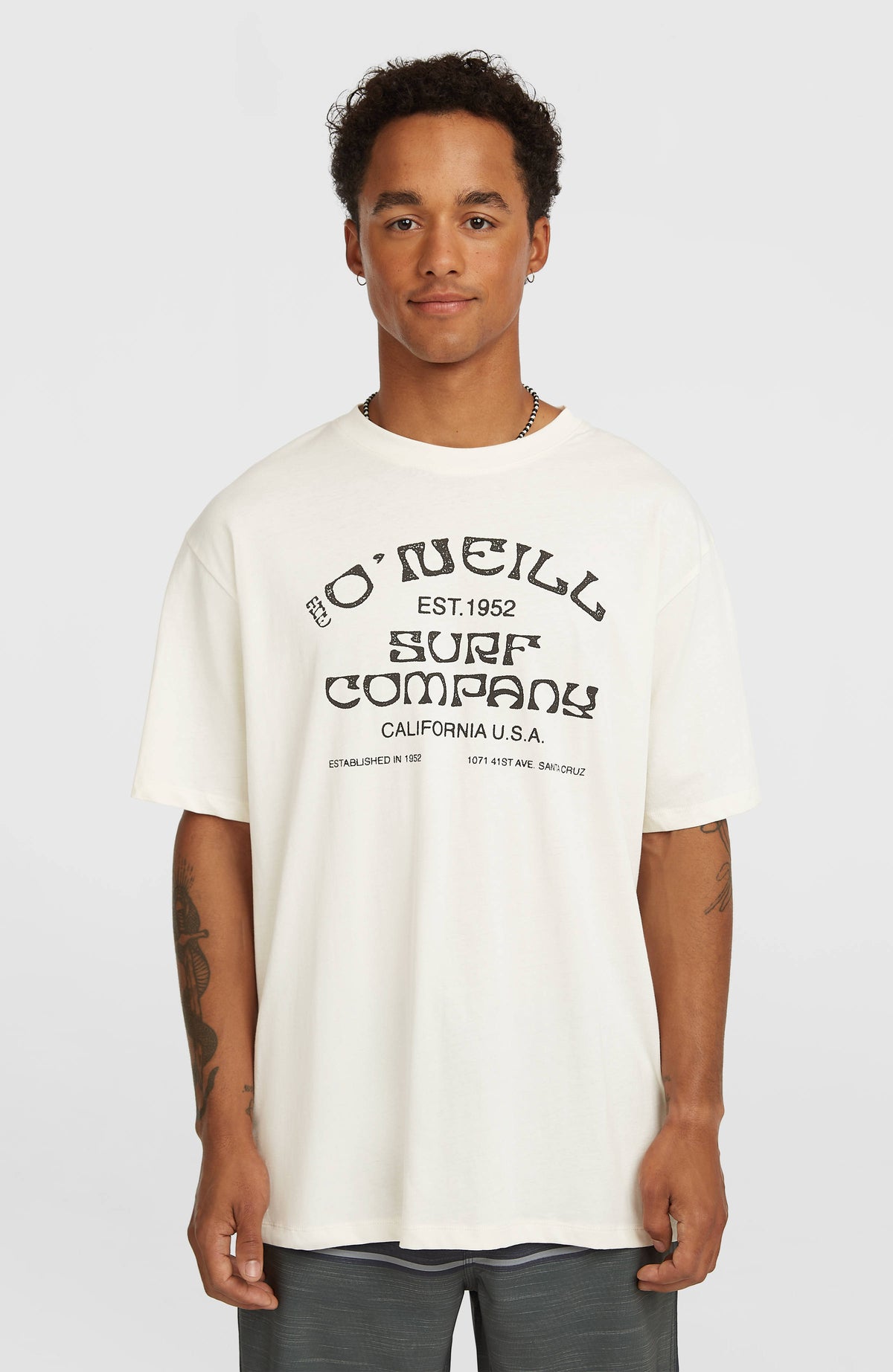 O'Neill Muir T-Shirt für Herren, weiß mit Logo-Print in Schwarz, getragen am Model, Vorderansicht