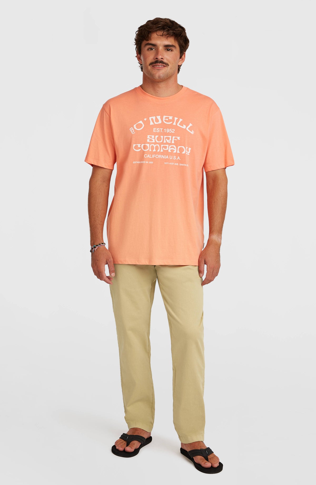Muir T-Shirt für Herren, orange mit Logo-Print in Weiß, Ganzkörperansicht getragen am Model