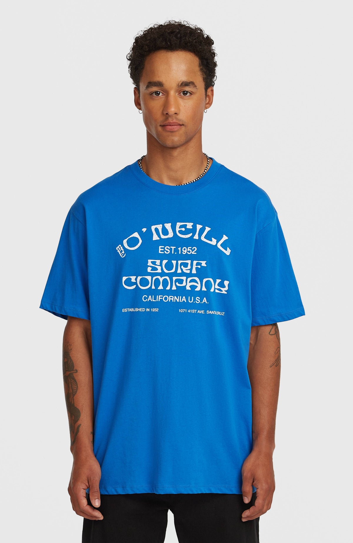 O'Neill Muir T-Shirt für Herren, blau mit Logo-Print in Weiß, Vorderansicht am Model