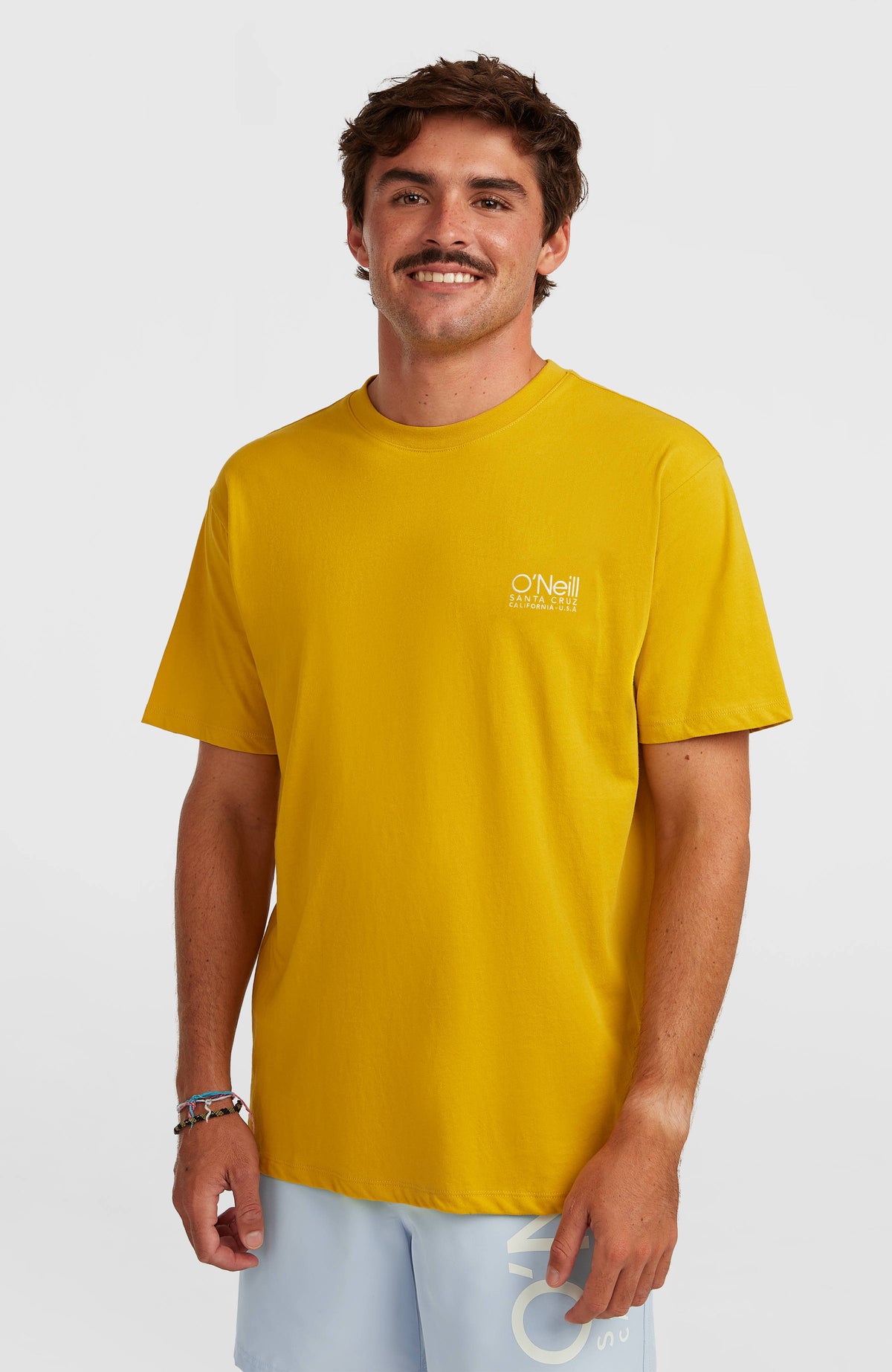 O'Neill Original Cali T-Shirt für Herren, gelb mit Logo-Print in Weiß, Vorderansicht am Model