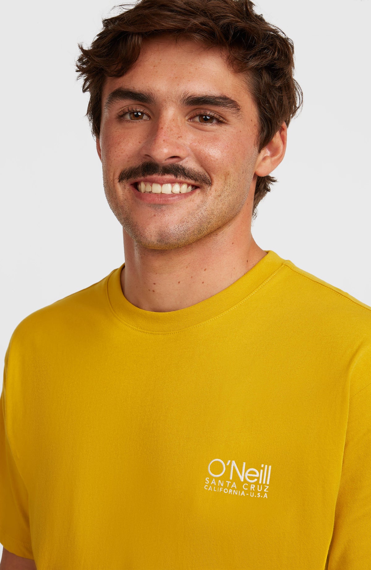 Original Cali T-Shirt für Herren, gelb mit Logo-Print in Weiß, Nahaufnahme von Rundhalsausschnitt und Logo am Model