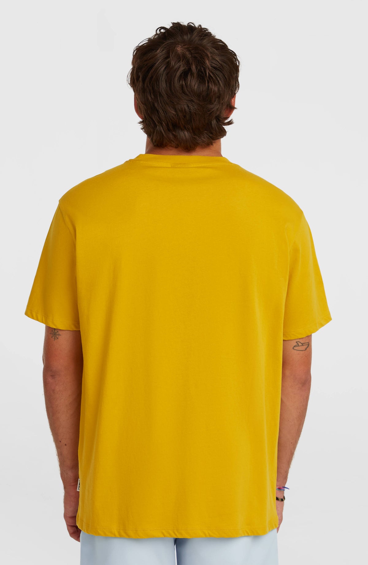 Original Cali T-Shirt für Herren, gelb, Rückansicht am Model mit kleinem Label am Saum