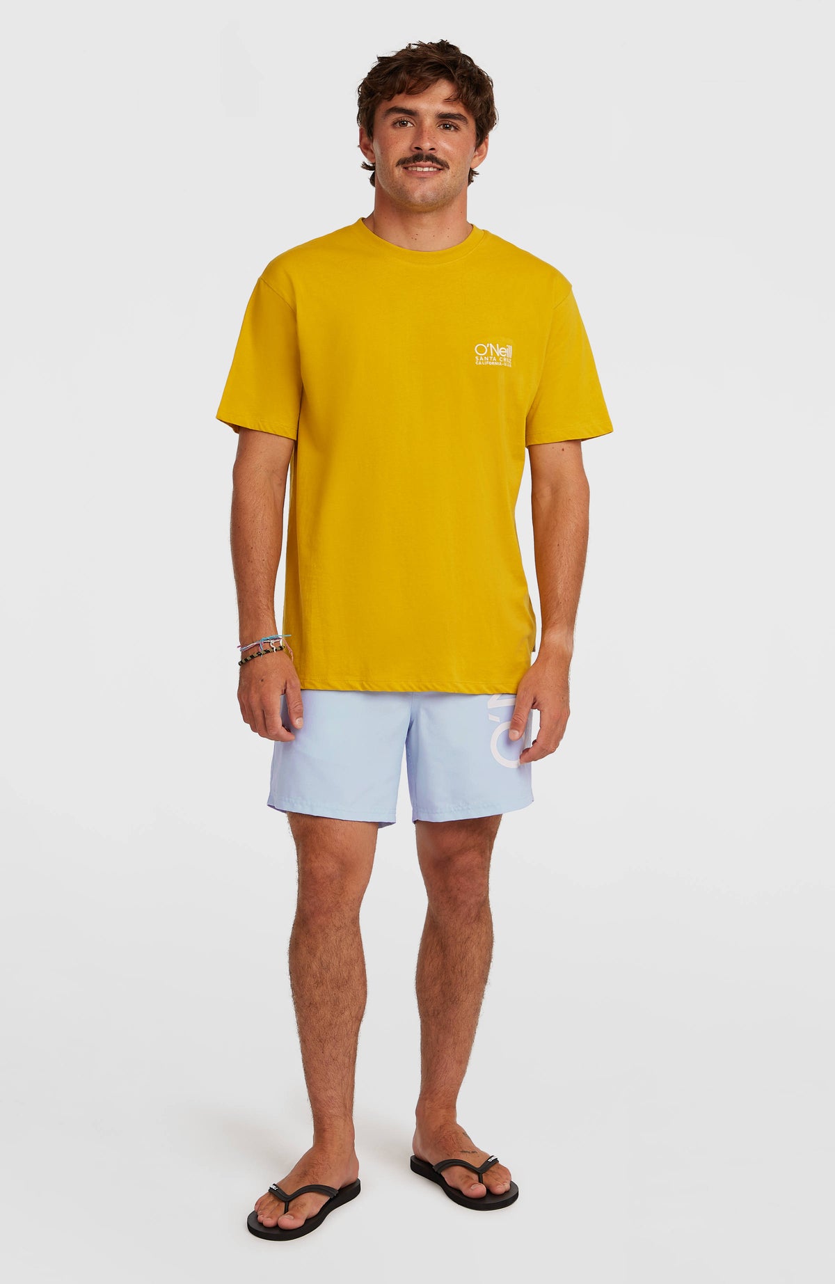 Original Cali T-Shirt für Herren, gelb mit Logo-Print in Weiß, Ganzkörperansicht am Model