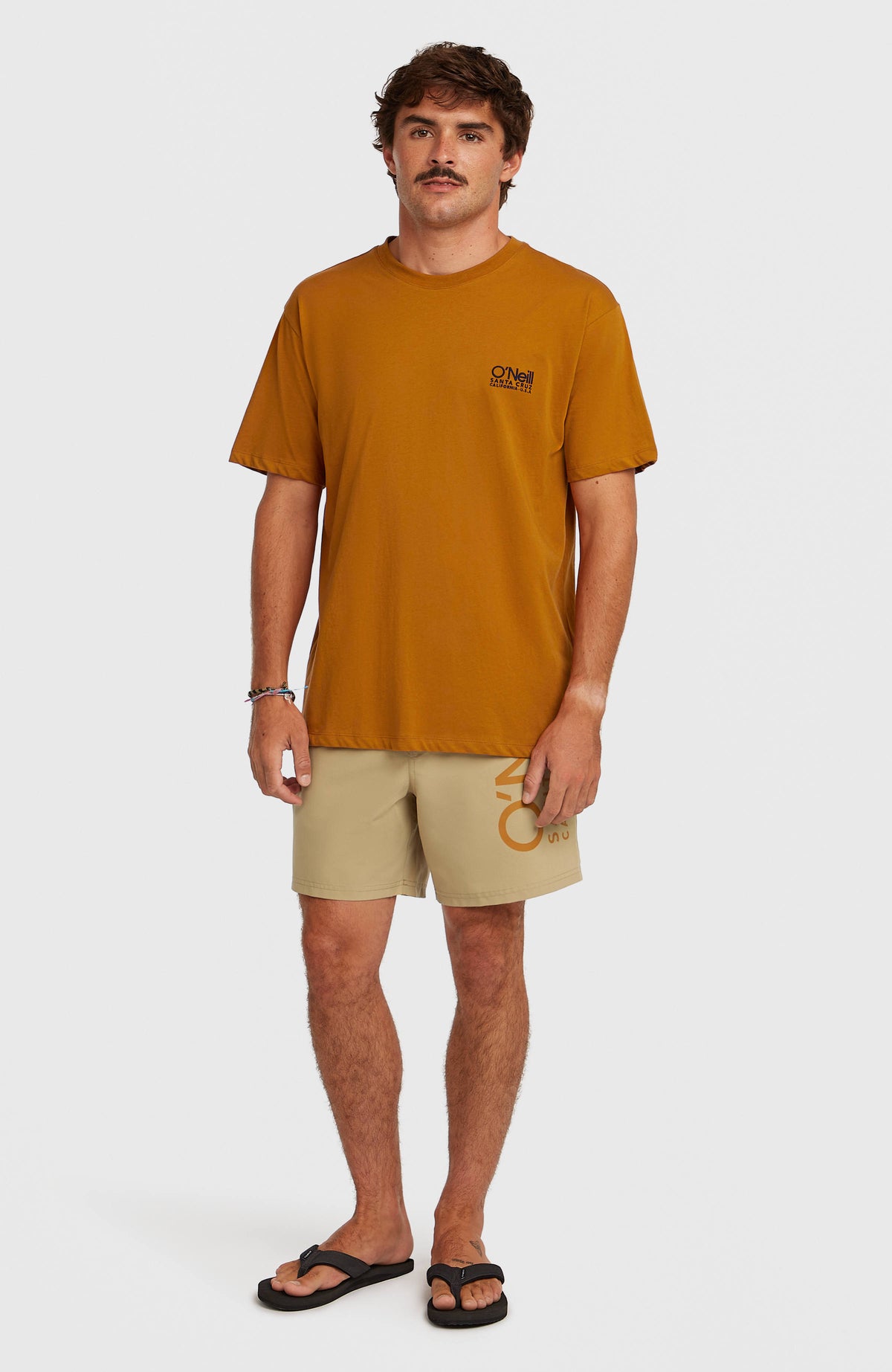 Original Cali T-Shirt für Herren, orange mit Logo-Print in Schwarz, Ganzkörperansicht am Model