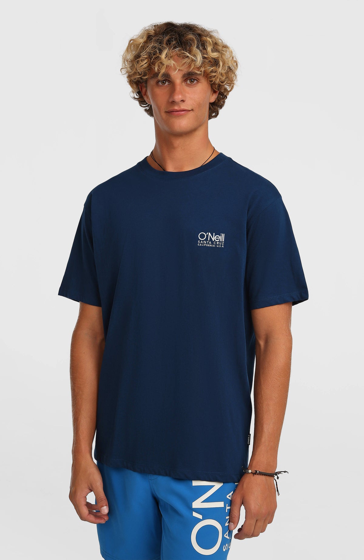 O'Neill Original Cali T-Shirt für Herren, blau mit Logo-Print in Weiß, Vorderansicht am Model