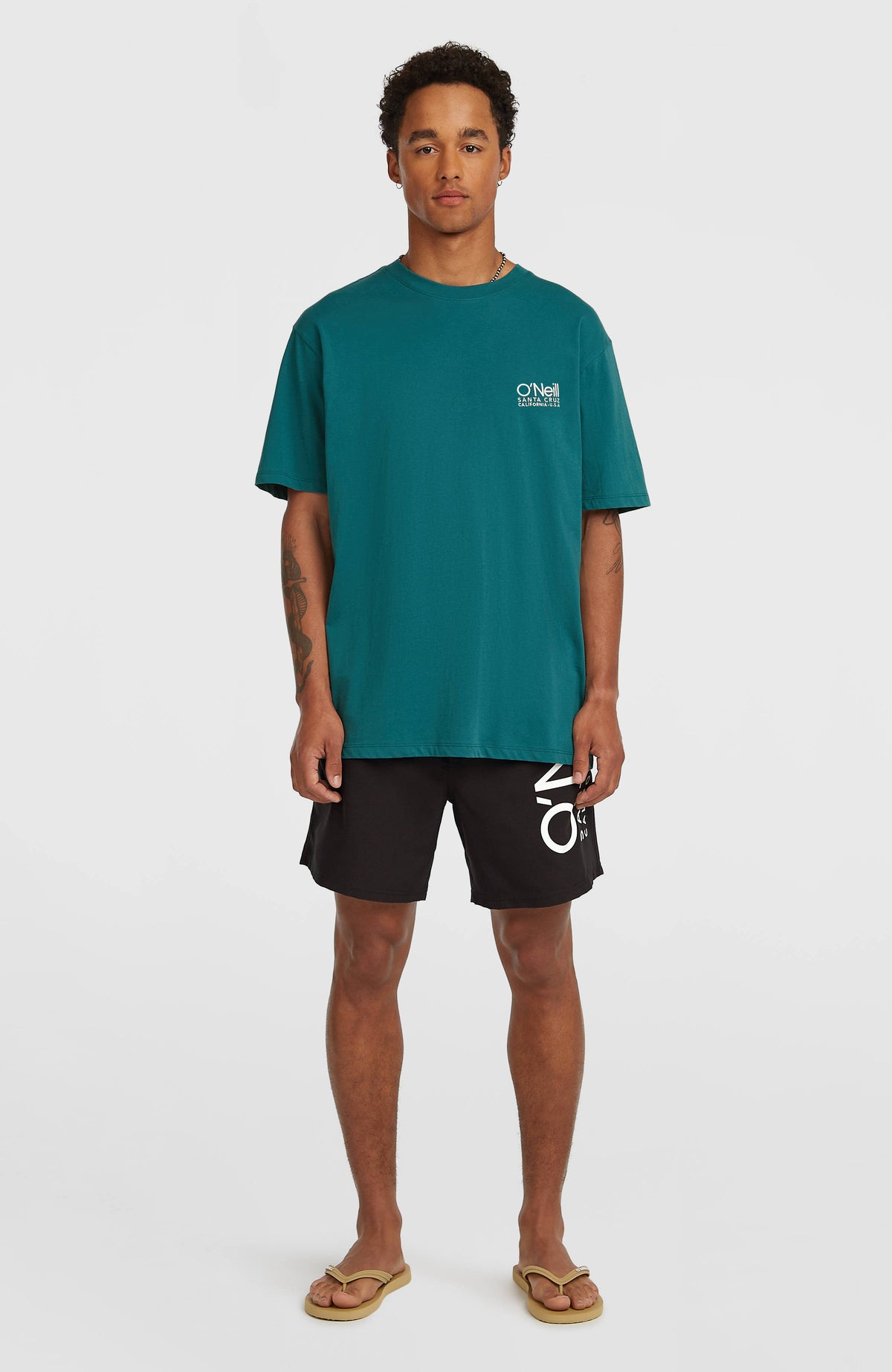 Original Cali T-Shirt für Herren, grün mit Logo-Print in Weiß, frontale Ganzkörperansicht am Model