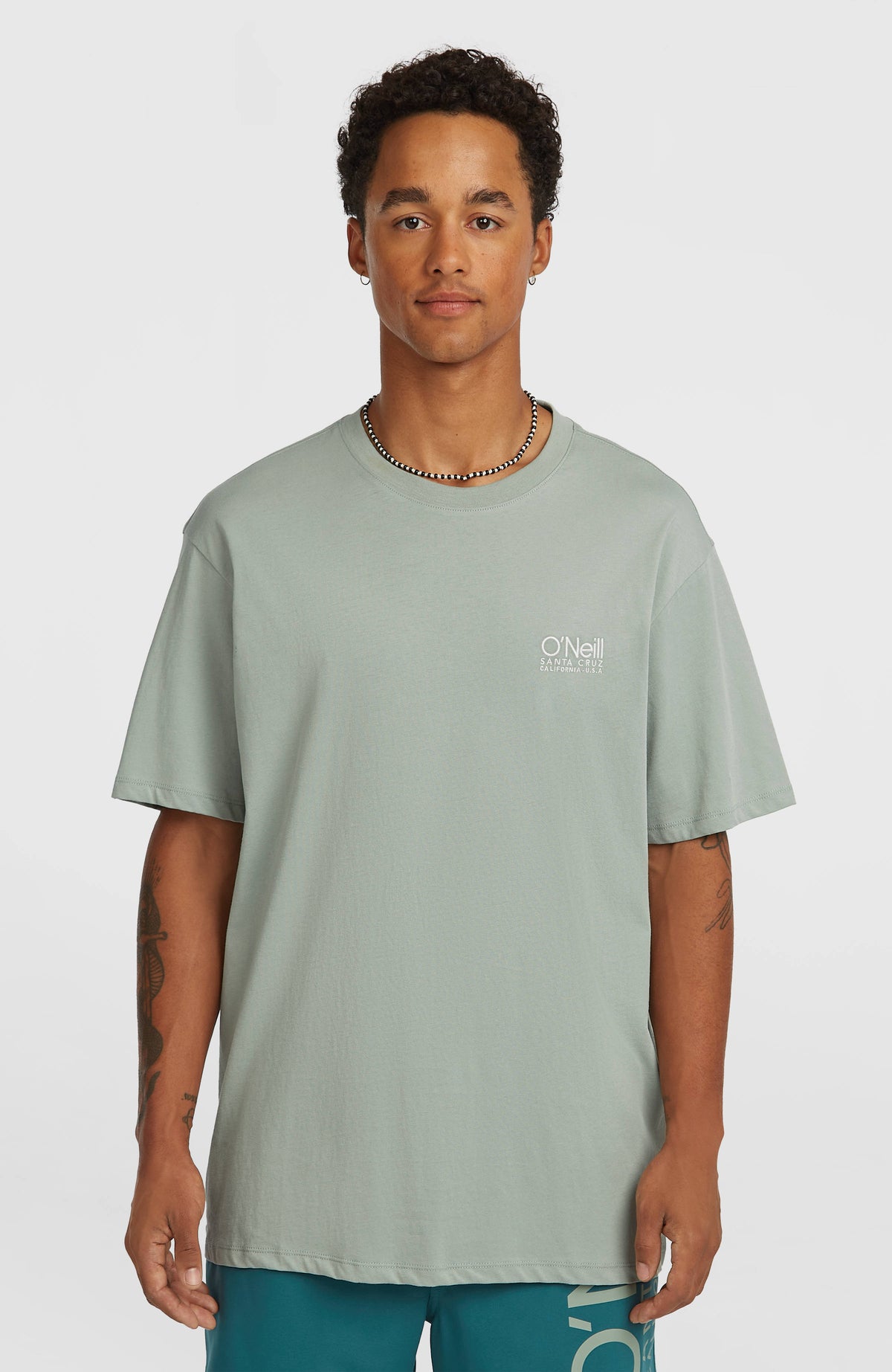 O'Neill Original Cali T-Shirt für Herren, grün mit Logo-Print in Weiß, Vorderansicht, getragen am Model