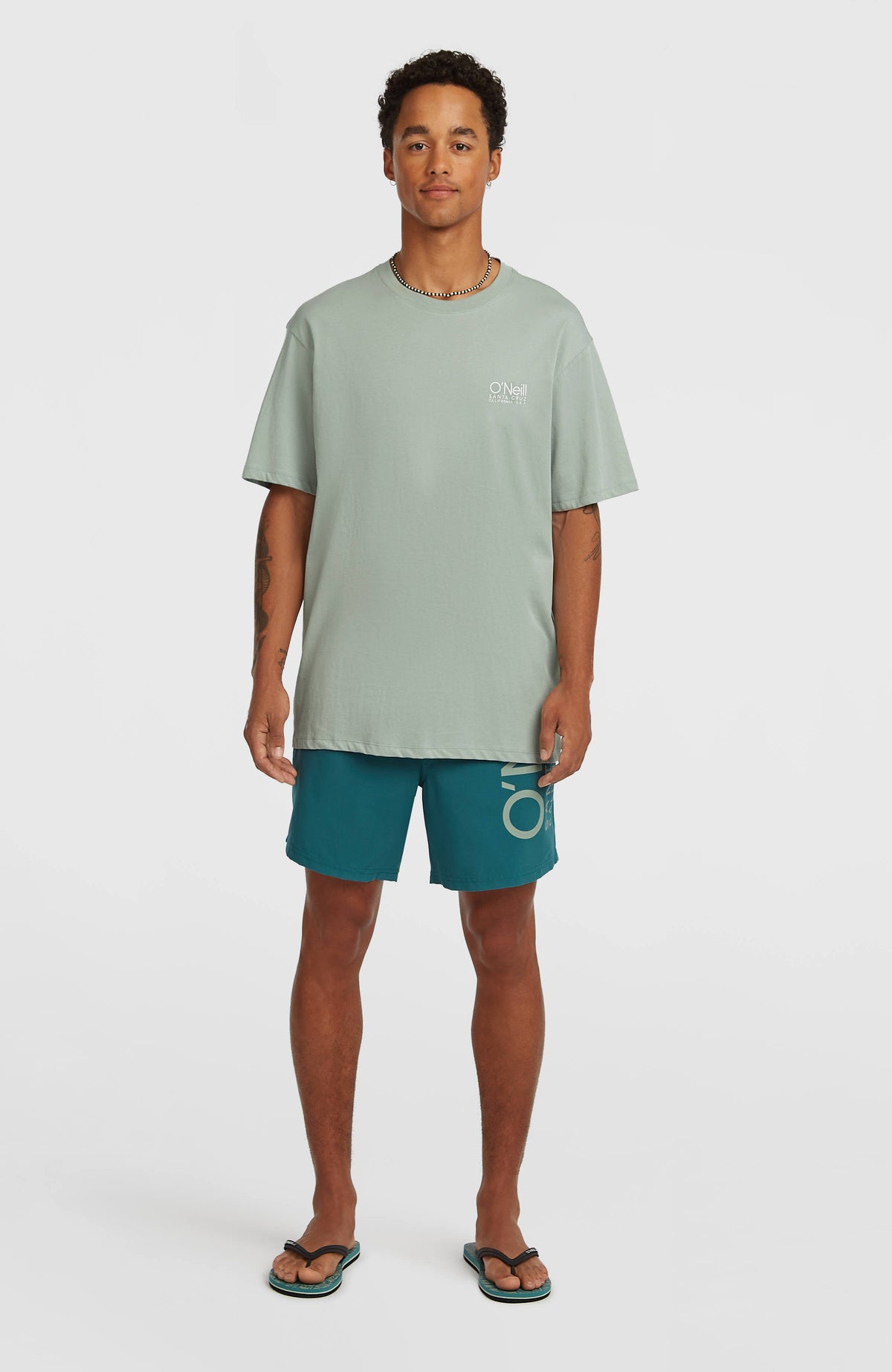 Original Cali T-Shirt für Herren, grün mit Logo-Print in Weiß, Ganzkörperansicht am Model