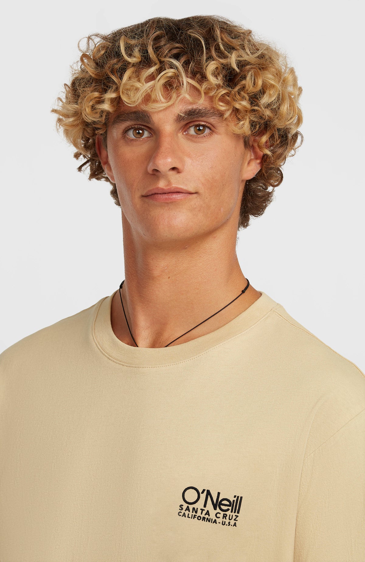 Original Cali T-Shirt für Herren, beige, Nahaufnahme von Rundhalsausschnitt und Logo-Print