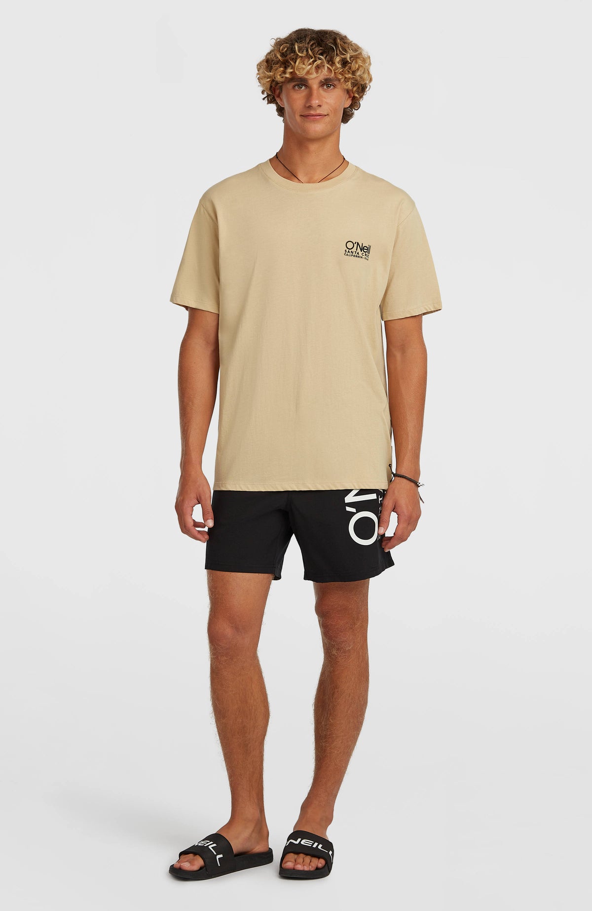 Original Cali T-Shirt für Herren, beige mit Logo-Print in Schwarz, Ganzkörperansicht am Model