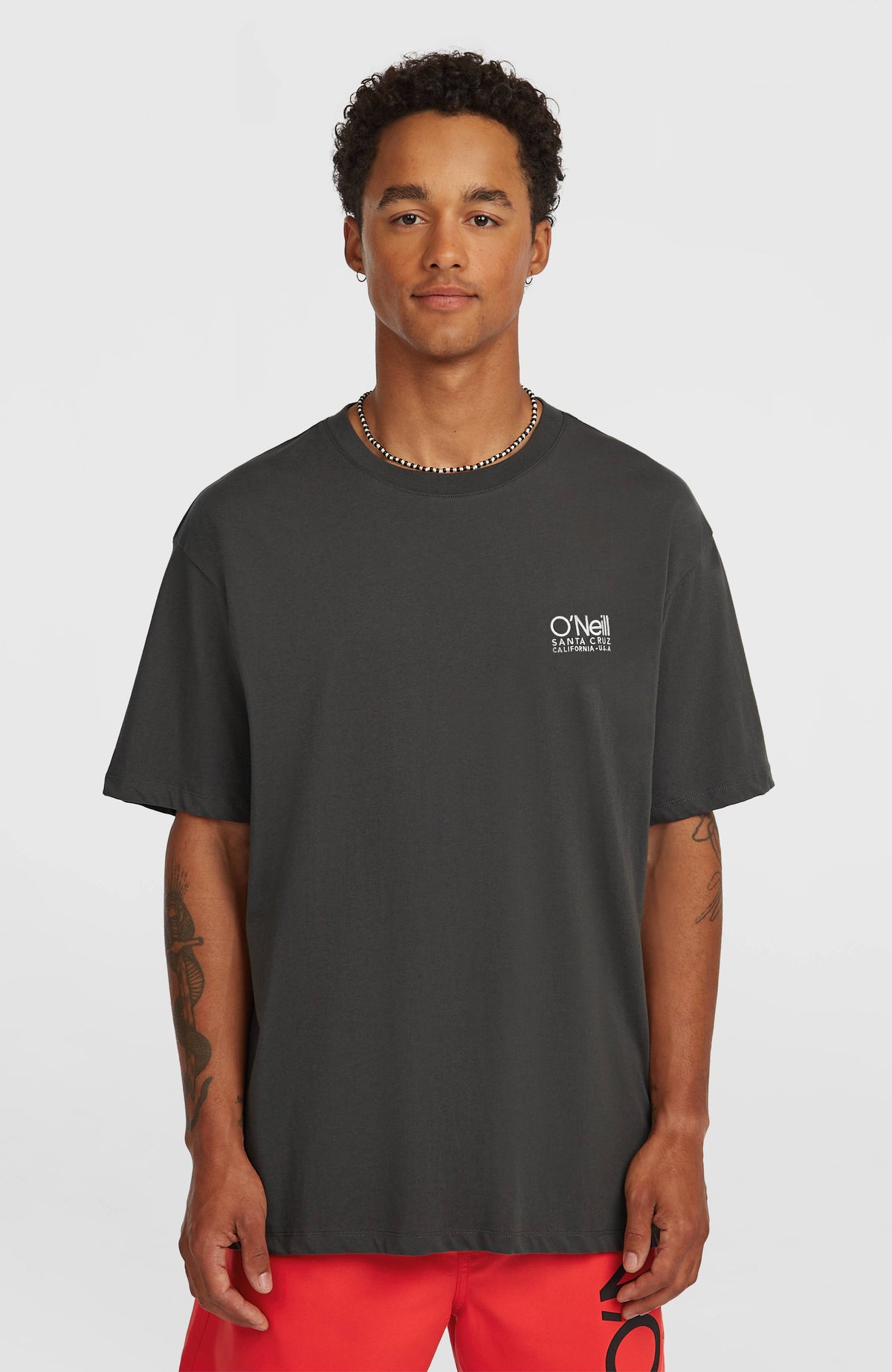 O'Neill Original Cali T-Shirt für Herren, grau mit Logo-Print in Weiß, Vorderansicht am Model