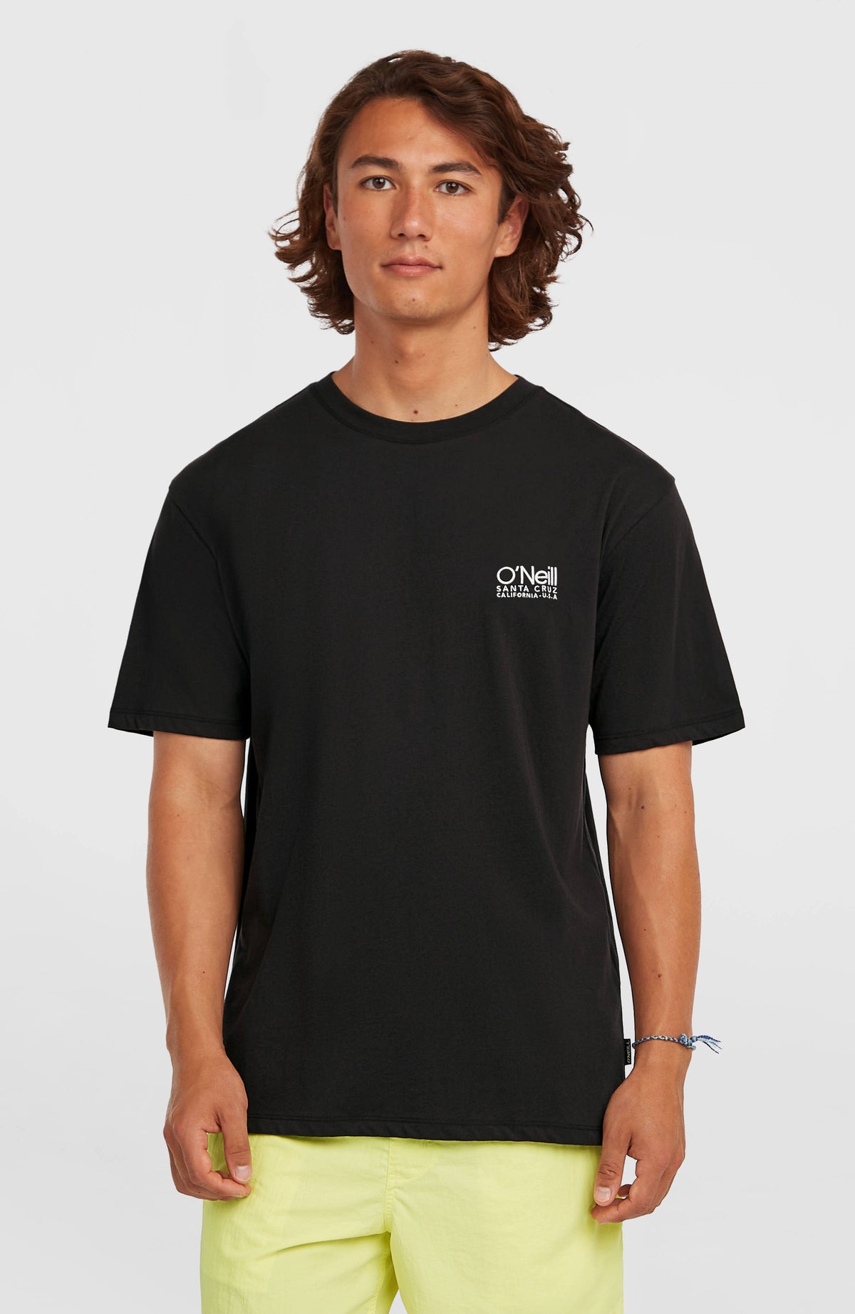 O'Neill Original Cali T-Shirt für Herren, schwarz mit Logo-Print in Weiß, Vorderansicht am Model