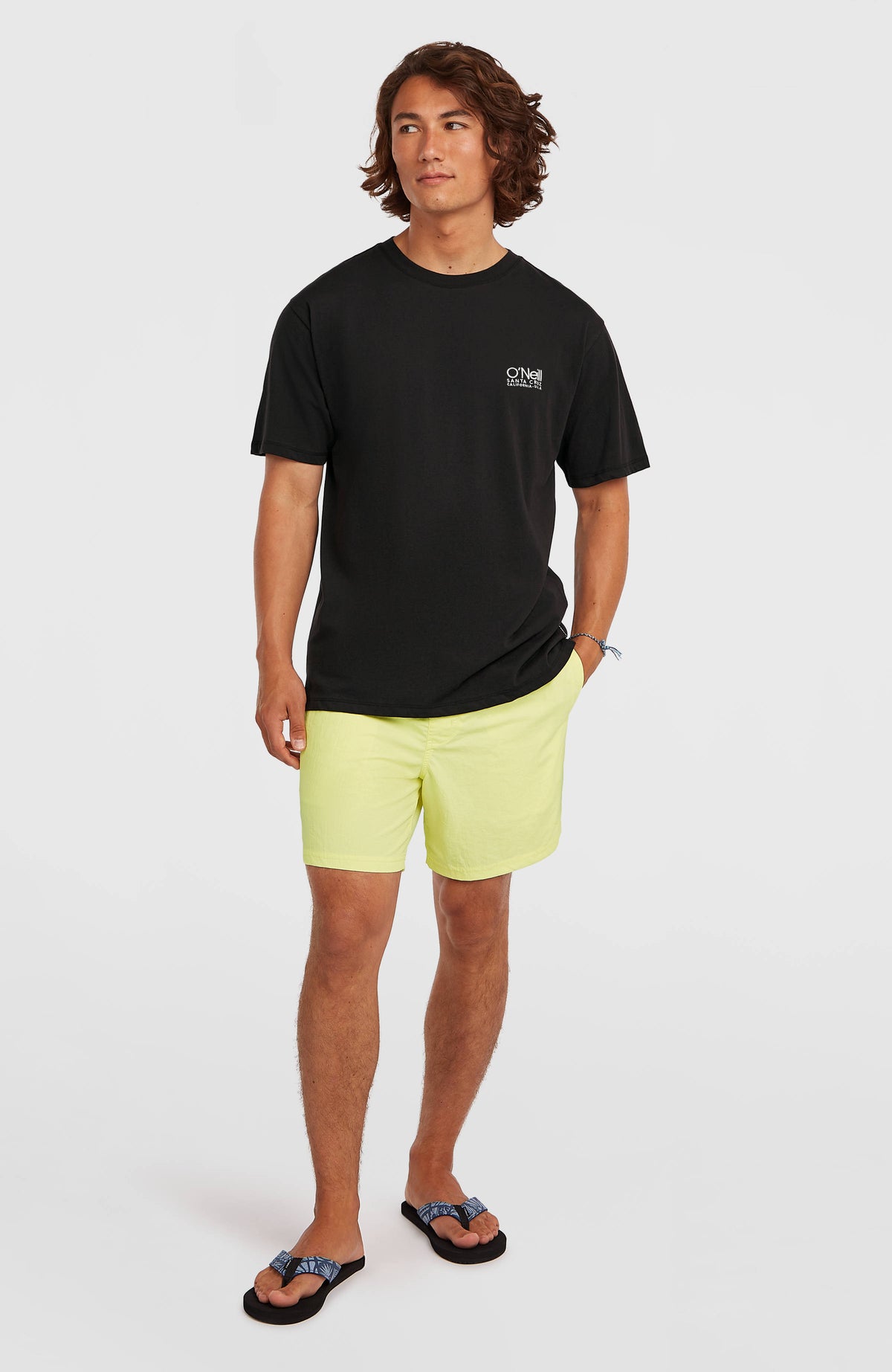 Original Cali T-Shirt für Herren, schwarz mit Logo-Print in Weiß, Ganzkörperansicht am Model