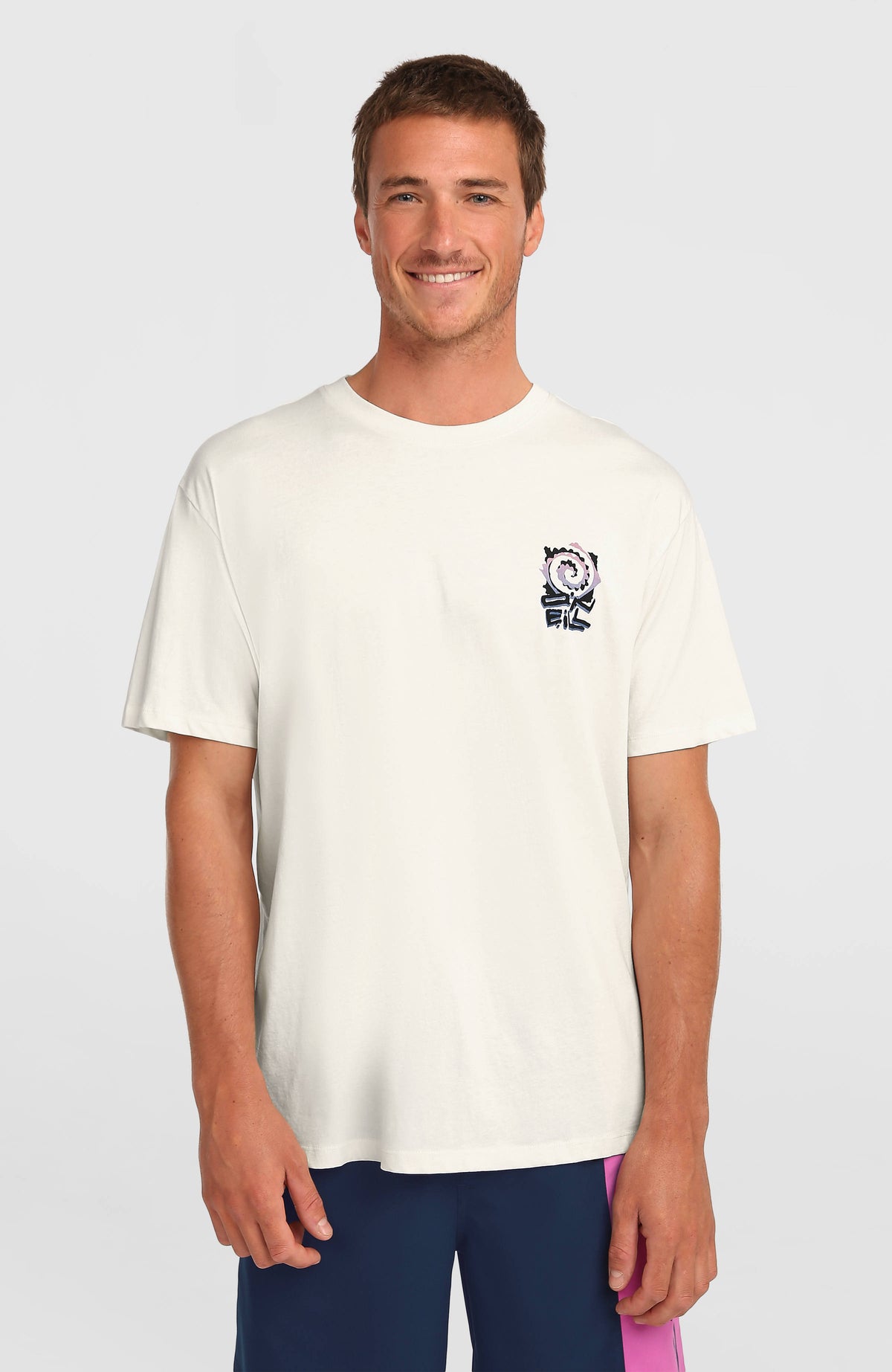 O'Neill Chest-Print T-Shirt für Herren, weiß mit Logo-Print in Lila und Blau, Vorderansicht am Model