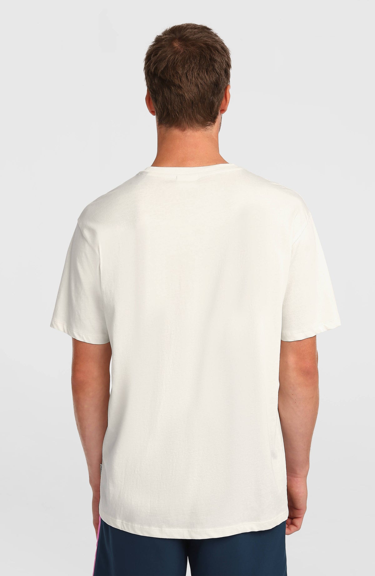 Chest-Print T-Shirt für Herren, weiß, klassische Rückansicht am Model
