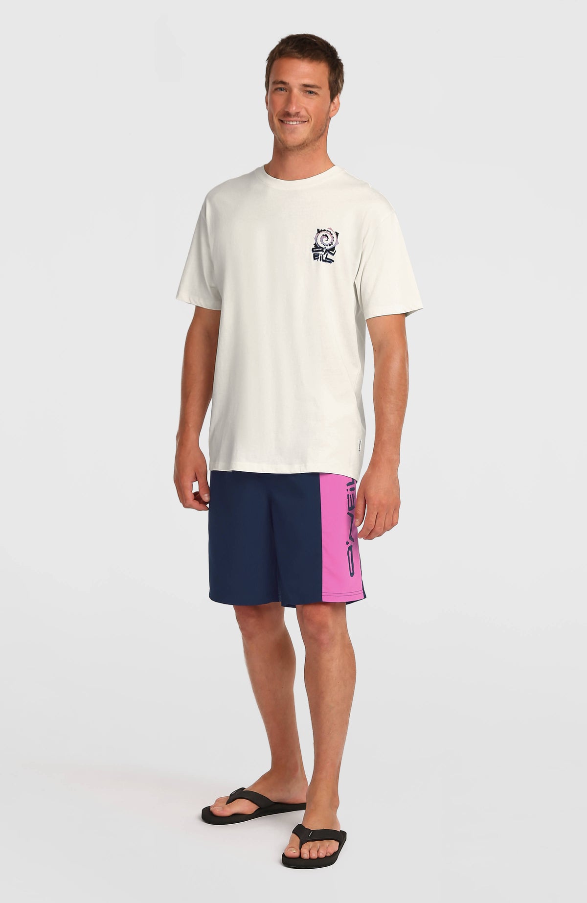 Chest-Print T-Shirt für Herren, weiß mit Logo-Print in Lila und Blau, Ganzkörperansicht am Model