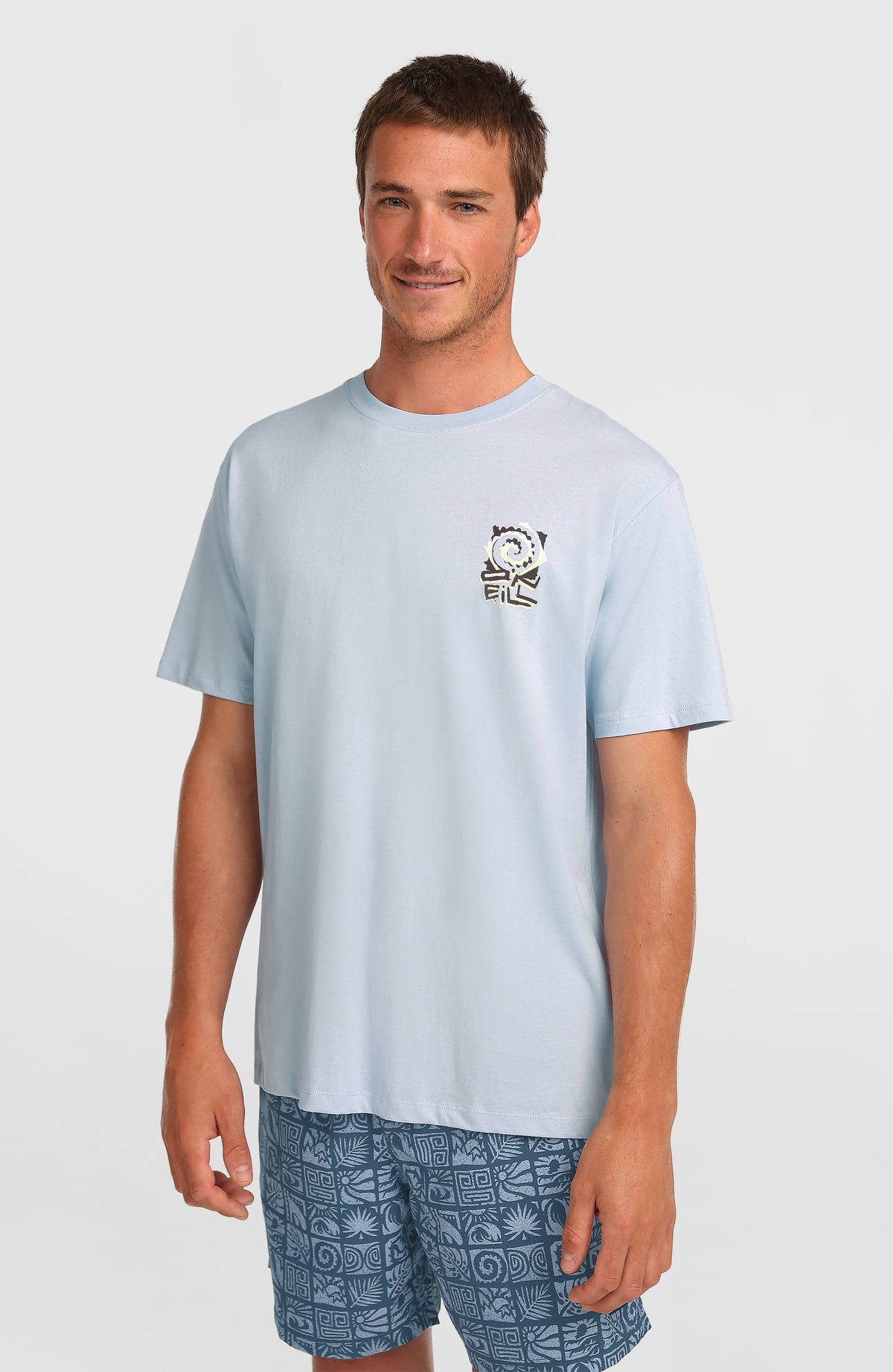O'Neill Chest-Print T-Shirt für Herren, blau mit Logo-Print in Schwarz und Beige, Vorderansicht am Model