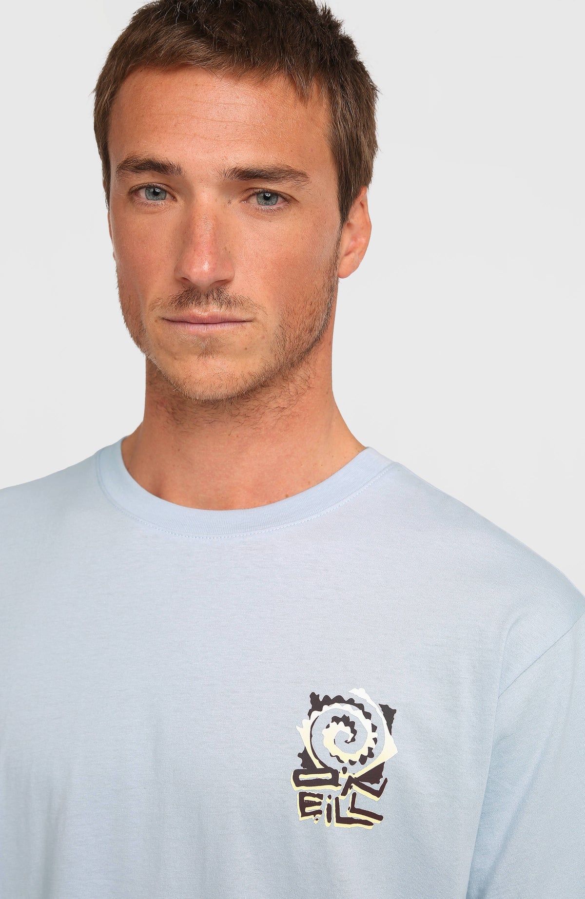 Nahaufnahme von Rundhalsausschnitt und Logo-Print des blauen Chest-Print T-Shirt am Model