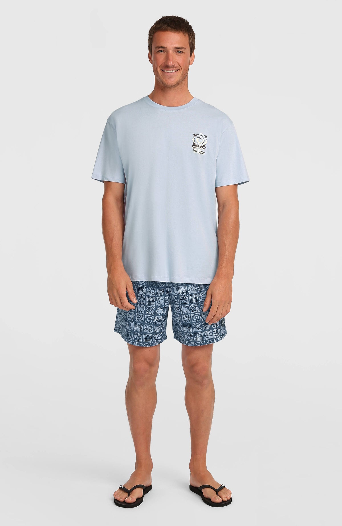 Chest-Print T-Shirt für Herren, blau mit Logo-Print in Schwarz und Beige, Ganzkörperansicht am Model