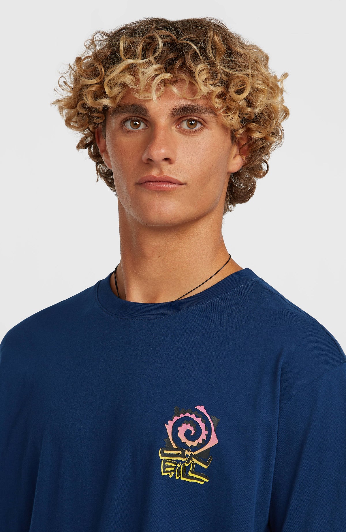 Nahaufnahme des blauen Chest-Print T-Shirt für Herren mit Grafik-Print in Pink und Gelb am Model