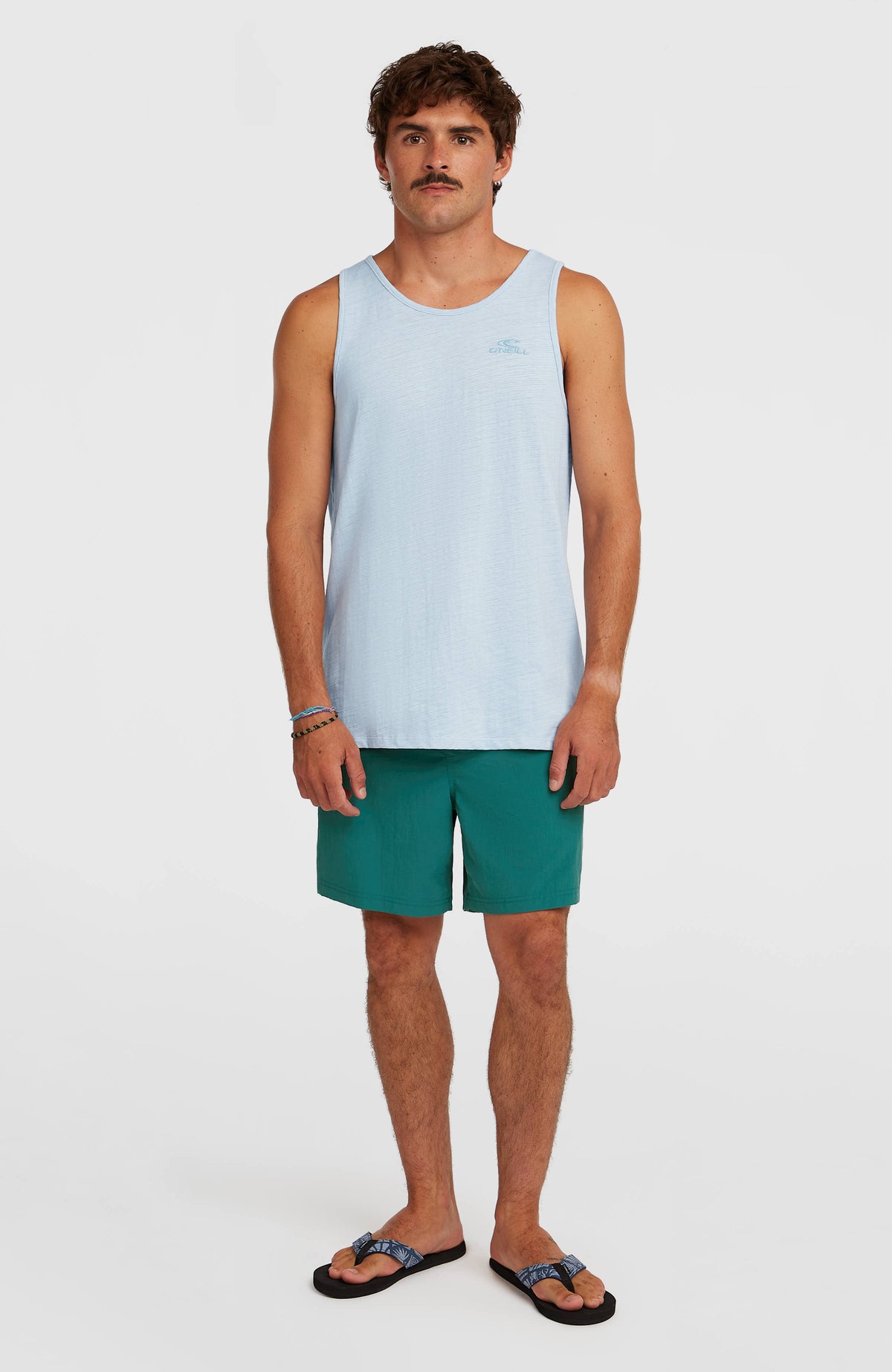 Slub Tanktop für Herren, blau, Ganzkörperansicht von vorne am Model kombiniert mit Shorts