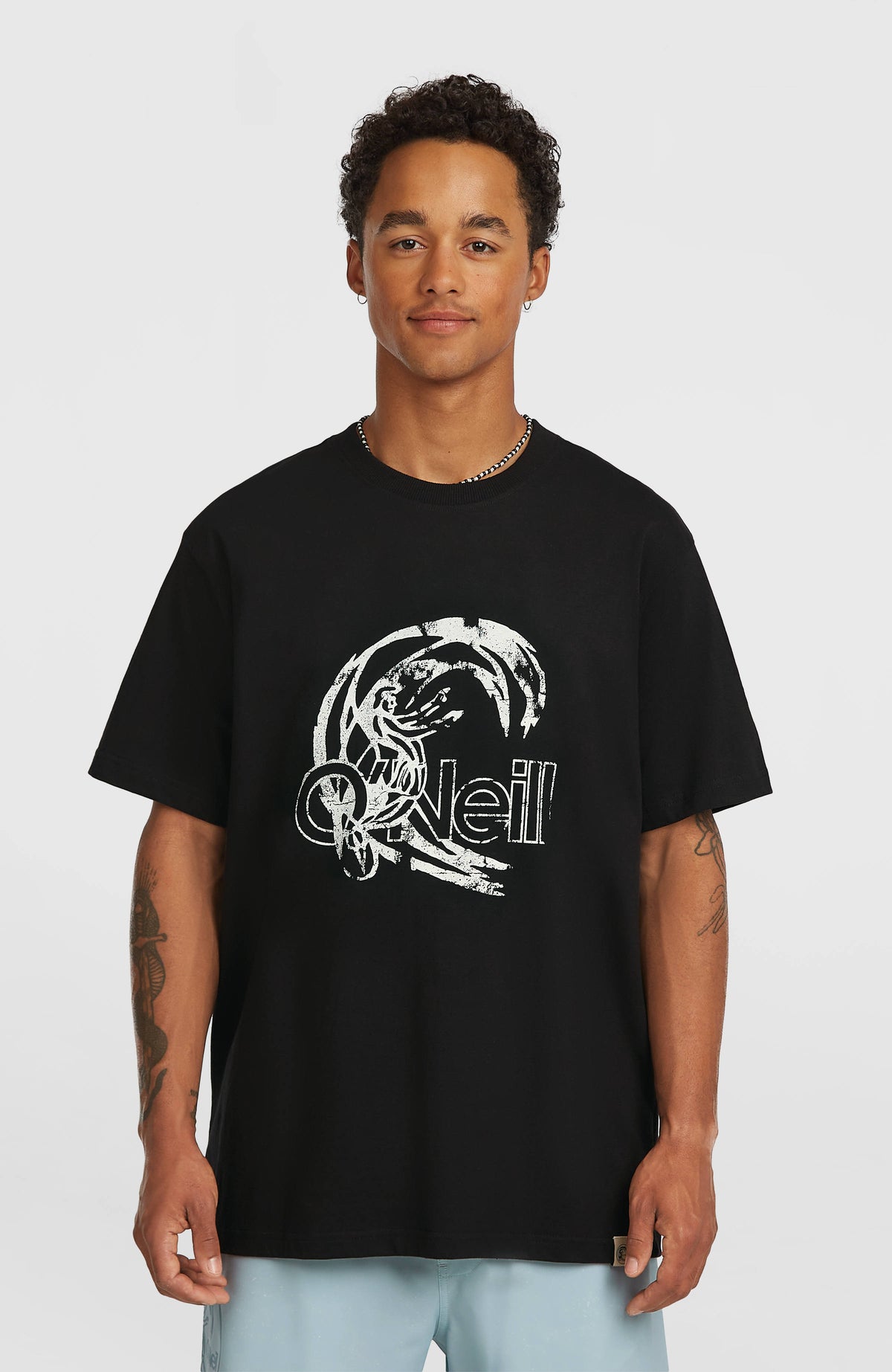 O'Neill O'Riginals Circle Surfer T-Shirt für Herren, schwarz mit Logo-Print in Weiß, Vorderansicht am Model