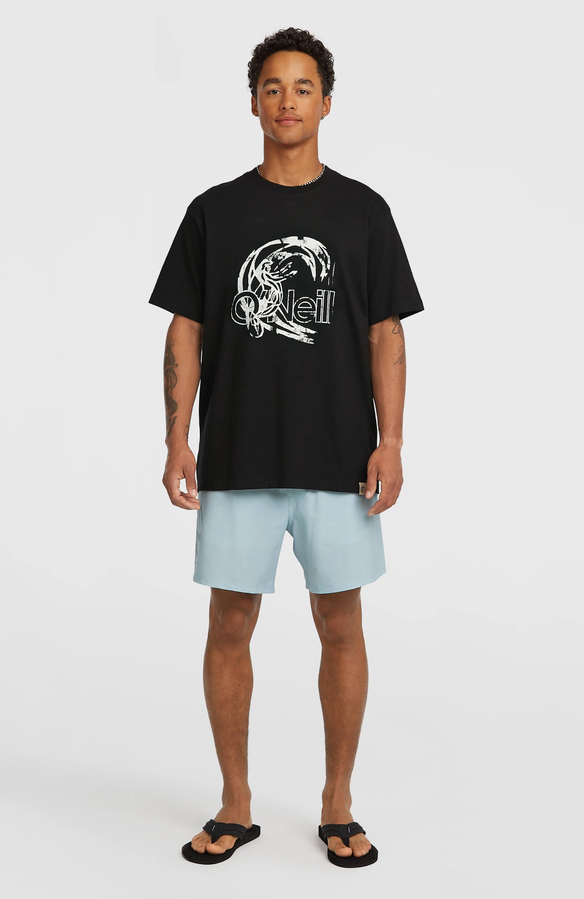 O'Riginals Circle Surfer T-Shirt für Herren, schwarz mit Logo-Print in Weiß, Ganzkörperansicht am Model