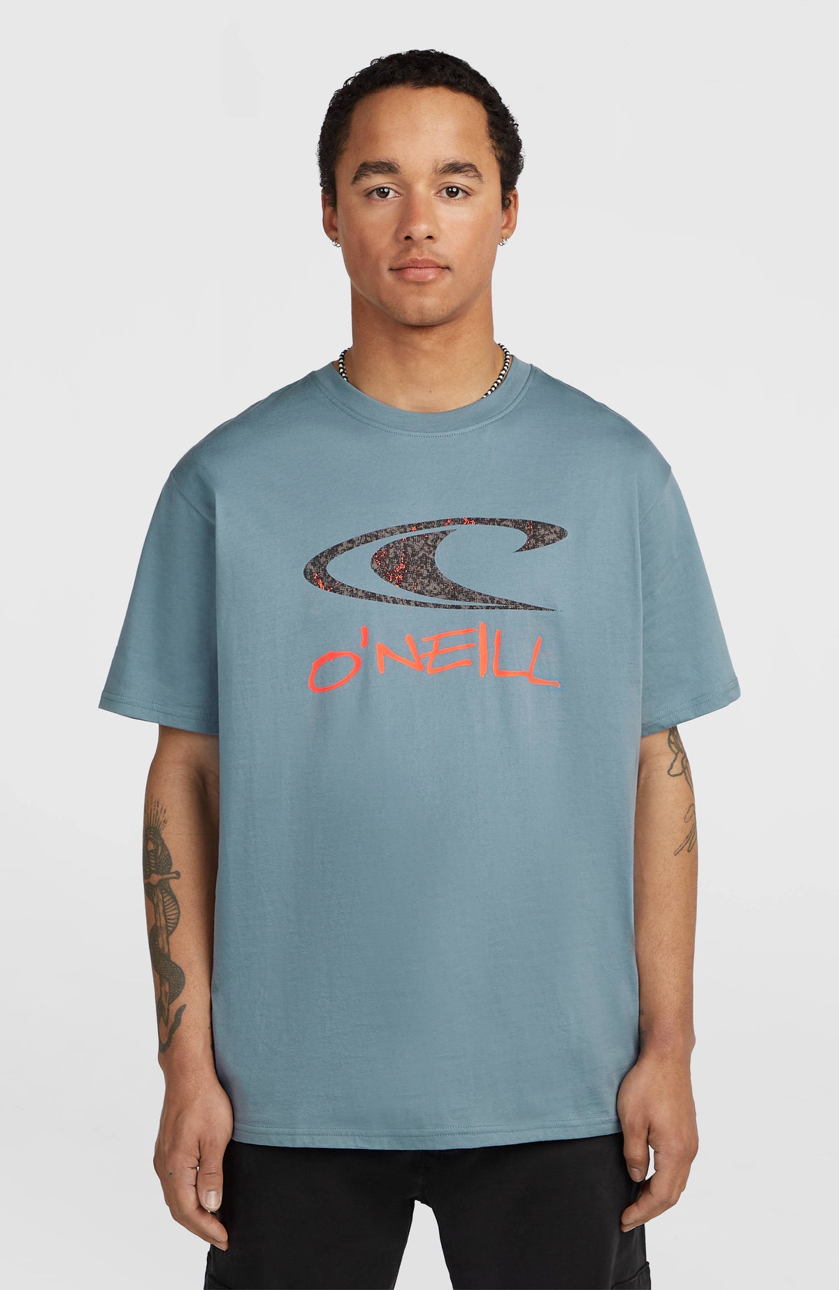 O'Neill Must-Have Graphic T-Shirt für Herren, blau mit Logo-Print in Schwarz und Orange, Vorderansicht am Model