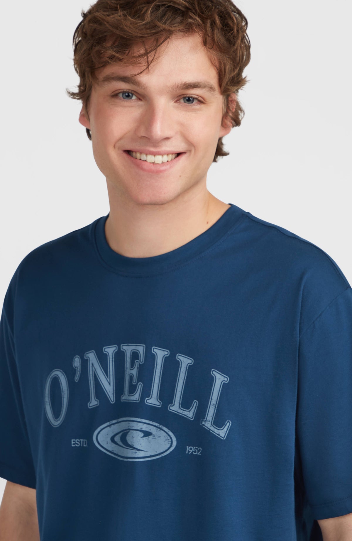 Nahaufnahme des blauen Muir T-Shirt für Herren mit Rundhalsausschnitt und Logo-Print in Hellblau