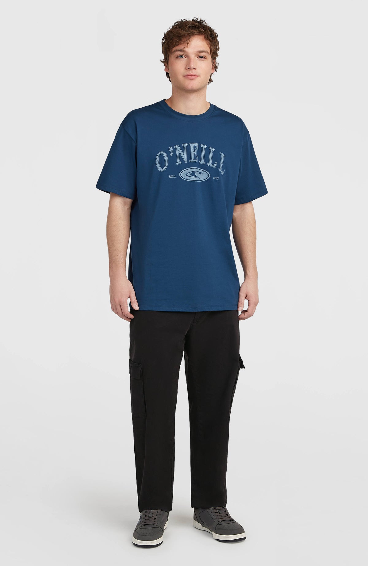 Muir T-Shirt für Herren, blau mit Logo-Print in Hellblau, Ganzkörperansicht, getragen am Model