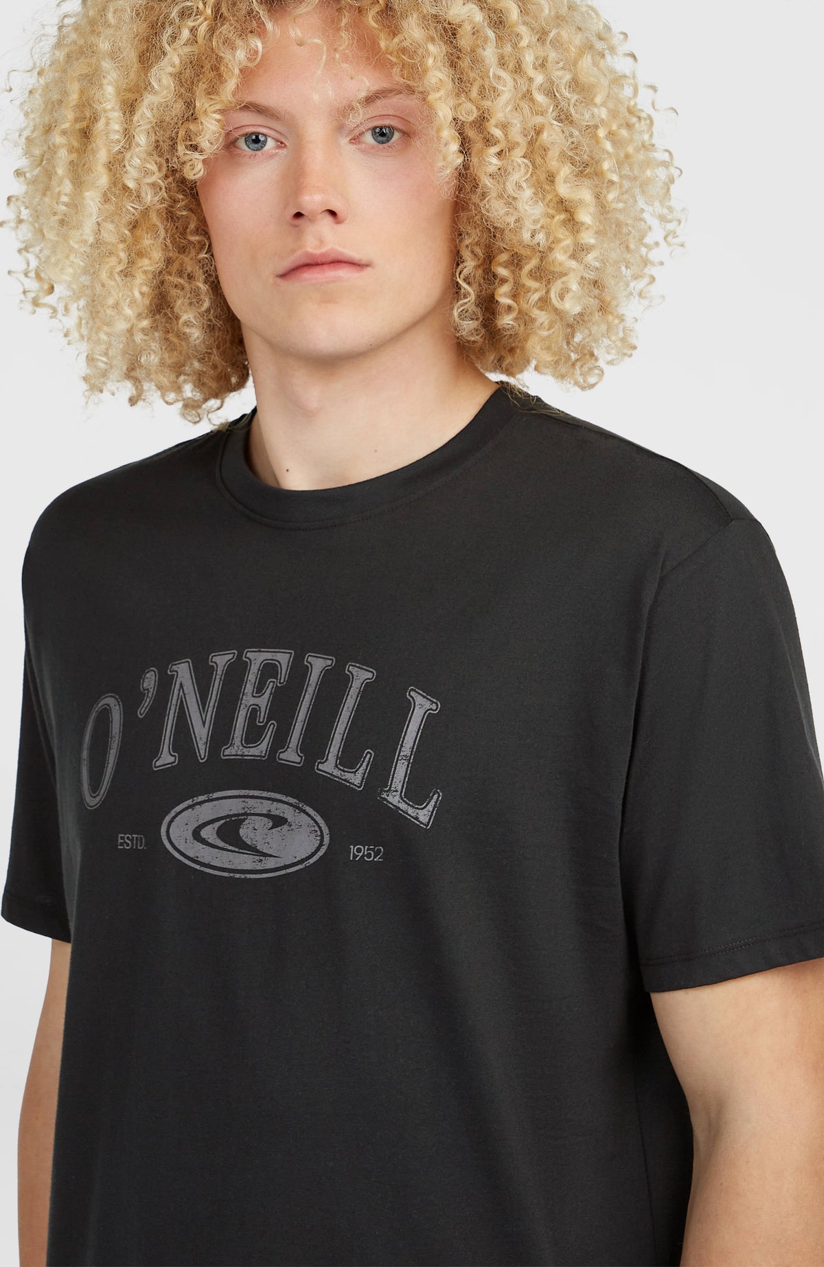 Muir T-Shirt für Herren, schwarz, Nahaufnahme von Rundhalsausschnitt und Logo-Print in Grau am Model