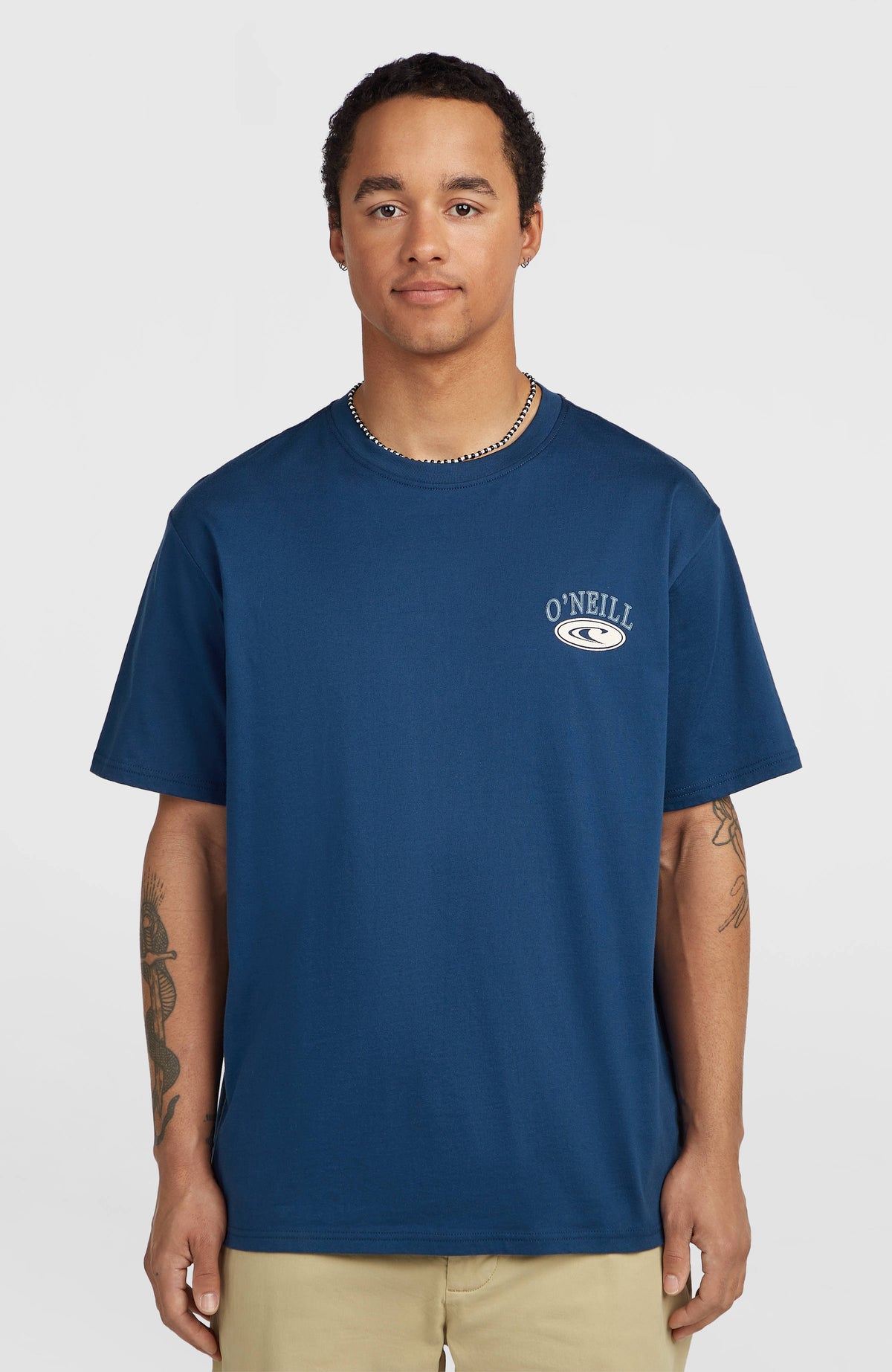 O'Neill Muir Chest Print T-Shirt für Herren, blau mit Logo-Print in Weiß, Vorderansicht am Model