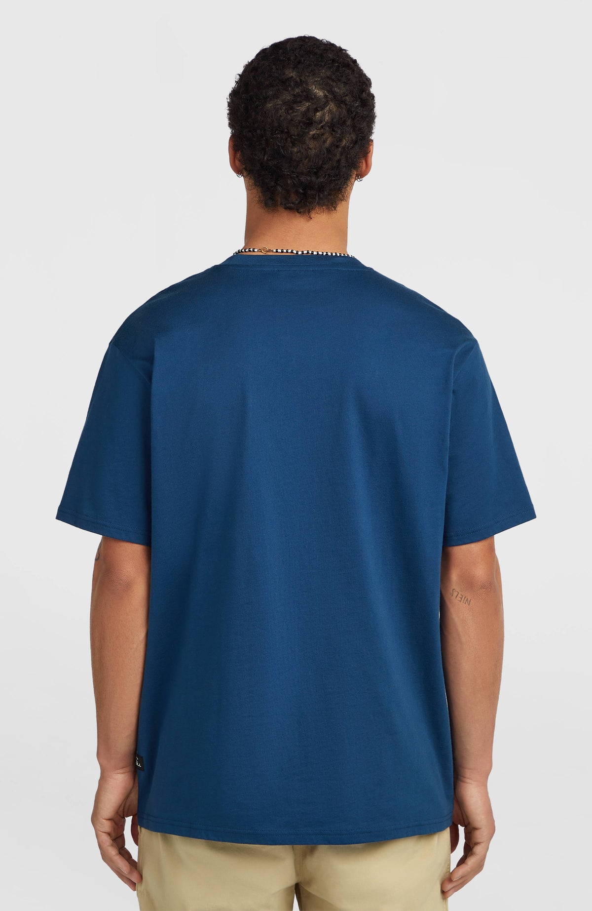 Muir Chest Print T-Shirt für Herren, blau, Rückansicht am Model mit kleinem Label am Saum
