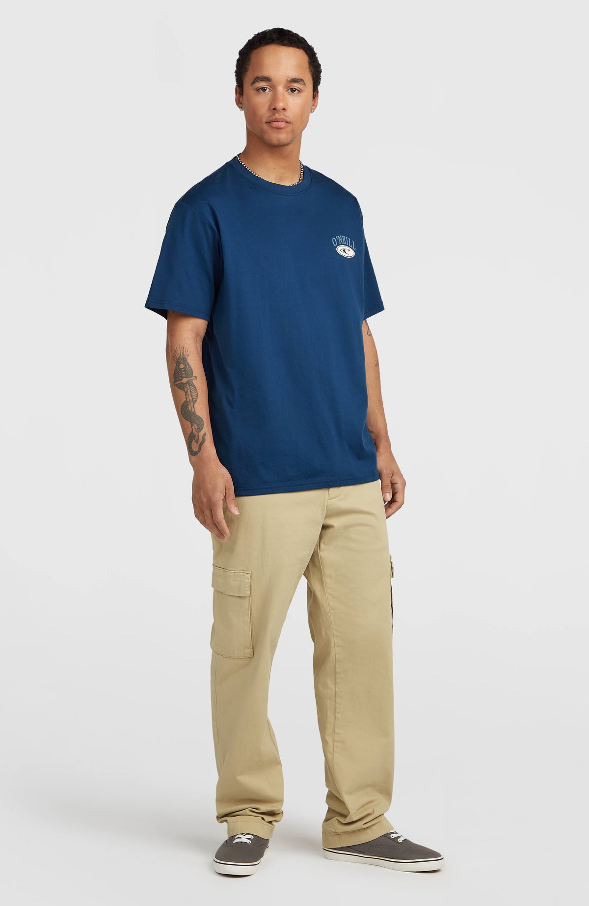 Muir Chest Print T-Shirt für Herren, blau mit Logo-Print in Weiß, Ganzkörperansicht am Model