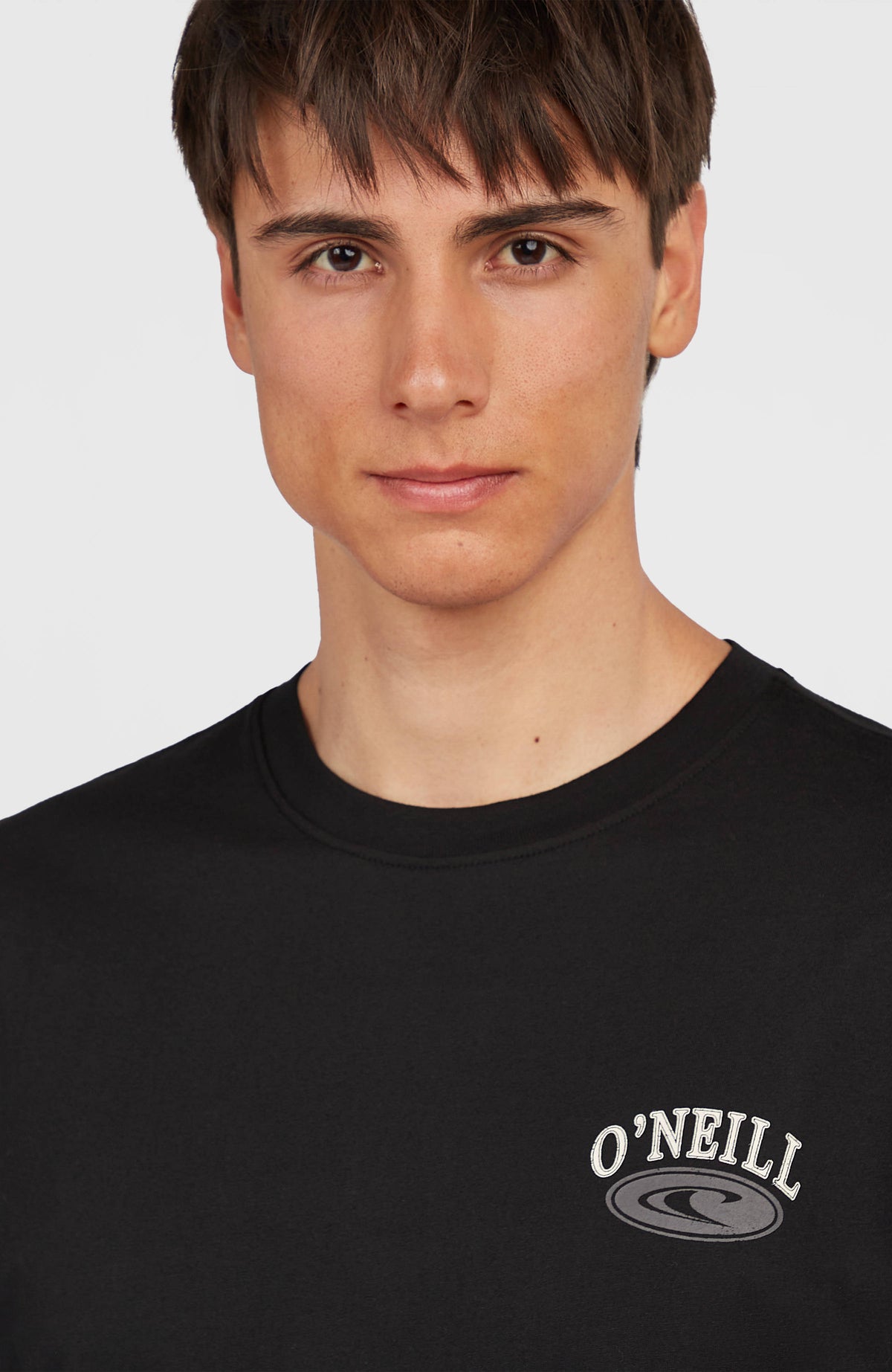 Nahaufnahme des Rundhalsausschnitts und Logo-Prints auf dem schwarzen Muir Chest Print T-Shirt für Herren