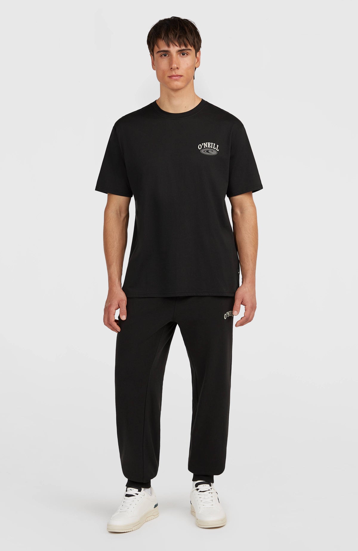 Muir Chest Print T-Shirt für Herren, schwarz mit Logo-Print in Weiß und Grau, Ganzkörperansicht am Model