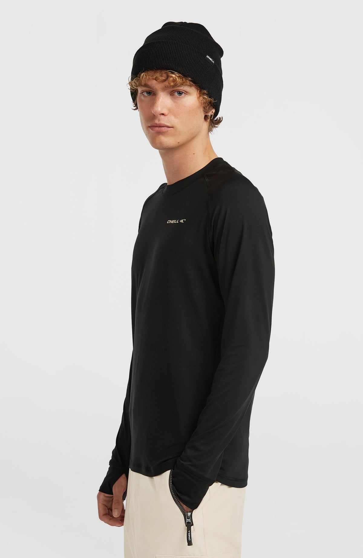 Schwarzes Thermoshirt für Herren, Halbprofilansicht getragen am Model mit langen Raglanärmeln und Bündchen