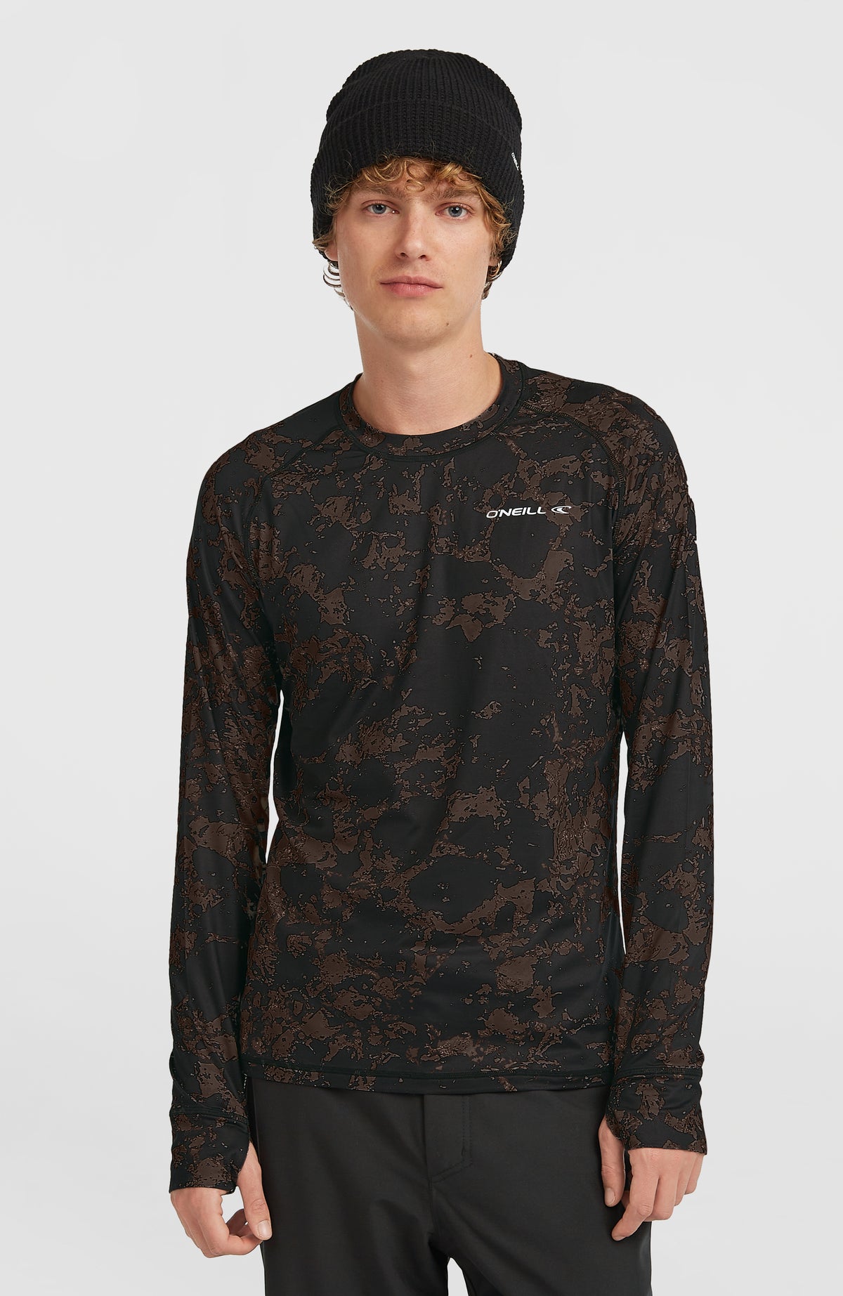 O'Neill Thermoshirt für Herren, schwarz mit Allover-Muster in Beige, Vorderansicht mit Rundhalsausschnitt am Model